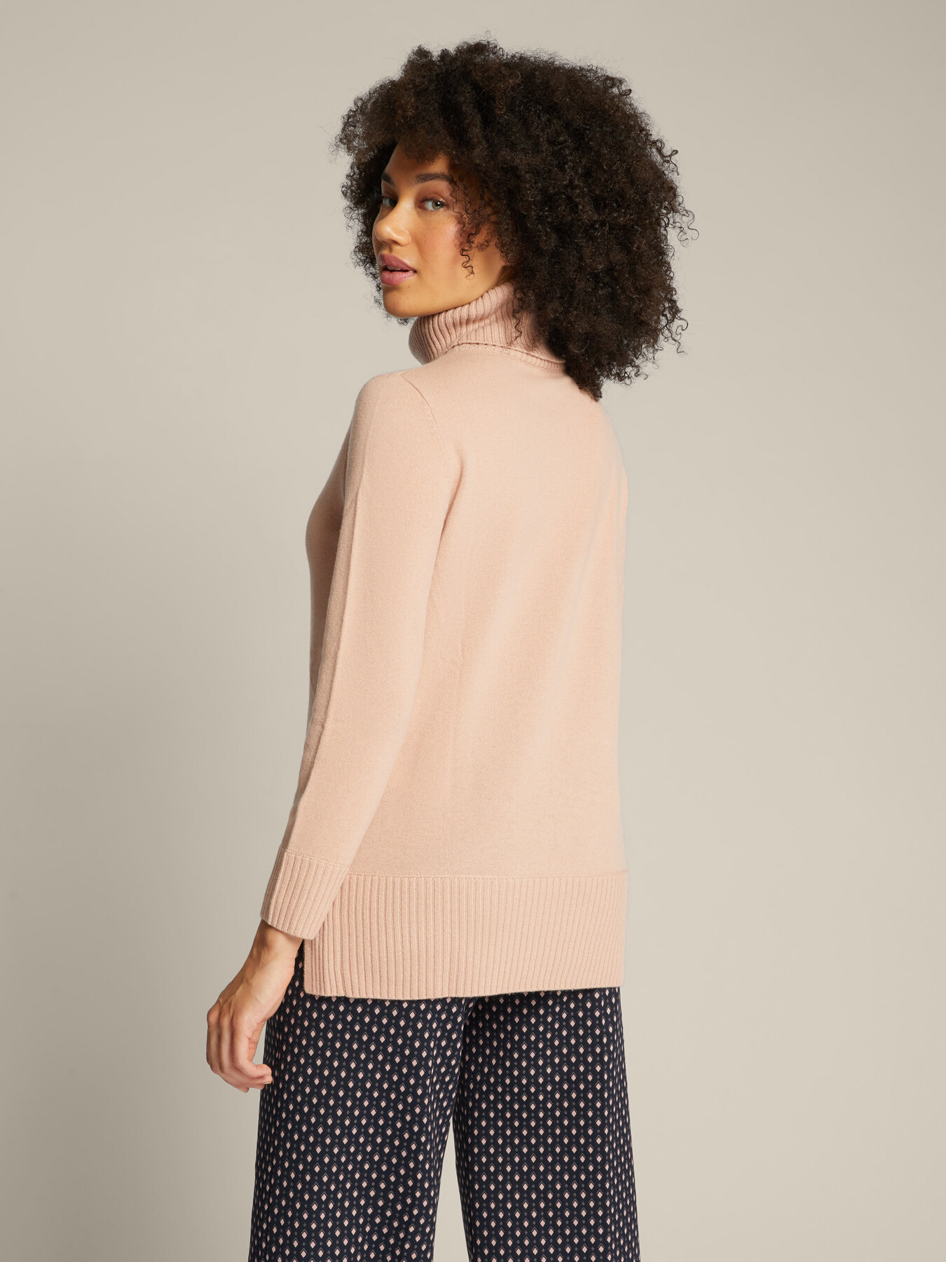 Pull avec torsade devant en laine durable image number 2