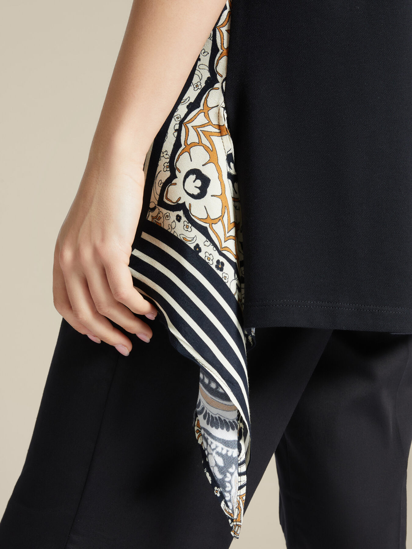 T-shirt &agrave; imprim&eacute; foulard image number 4