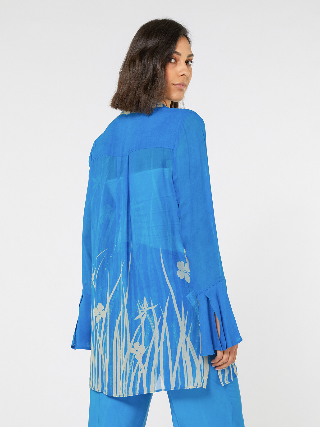 Camisa em georgette com estampa aplicada image number 2