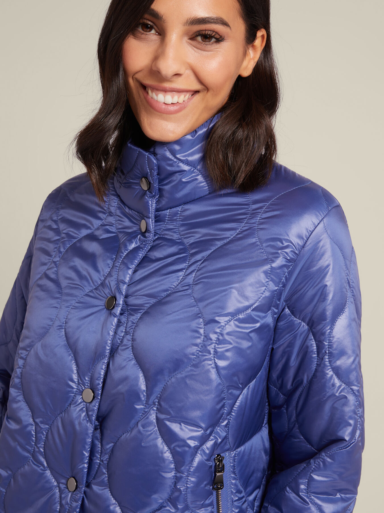 Casaco de penas curto com bot&otilde;es image number 3