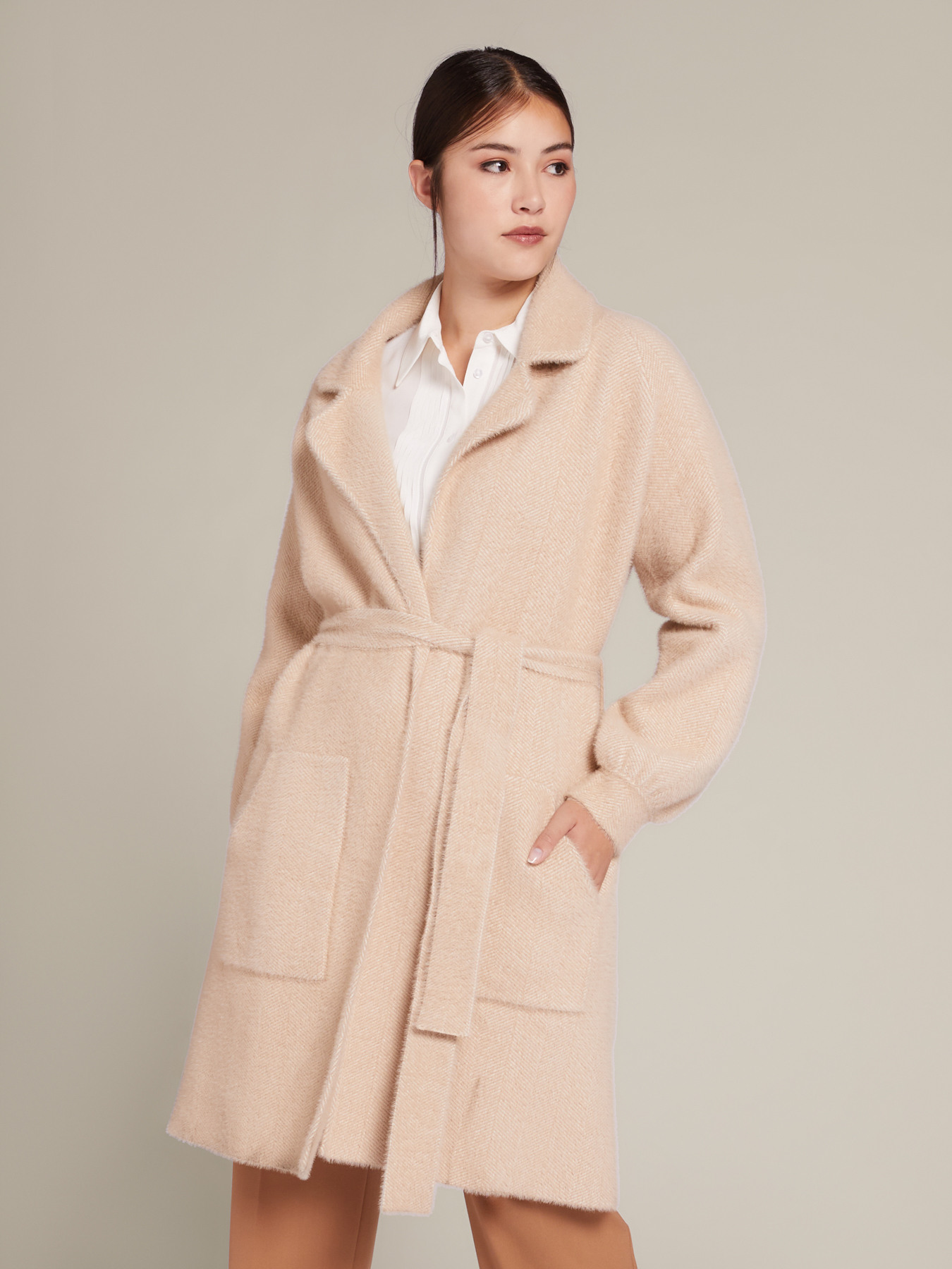 Sobretudo de malha com cinto image number 3