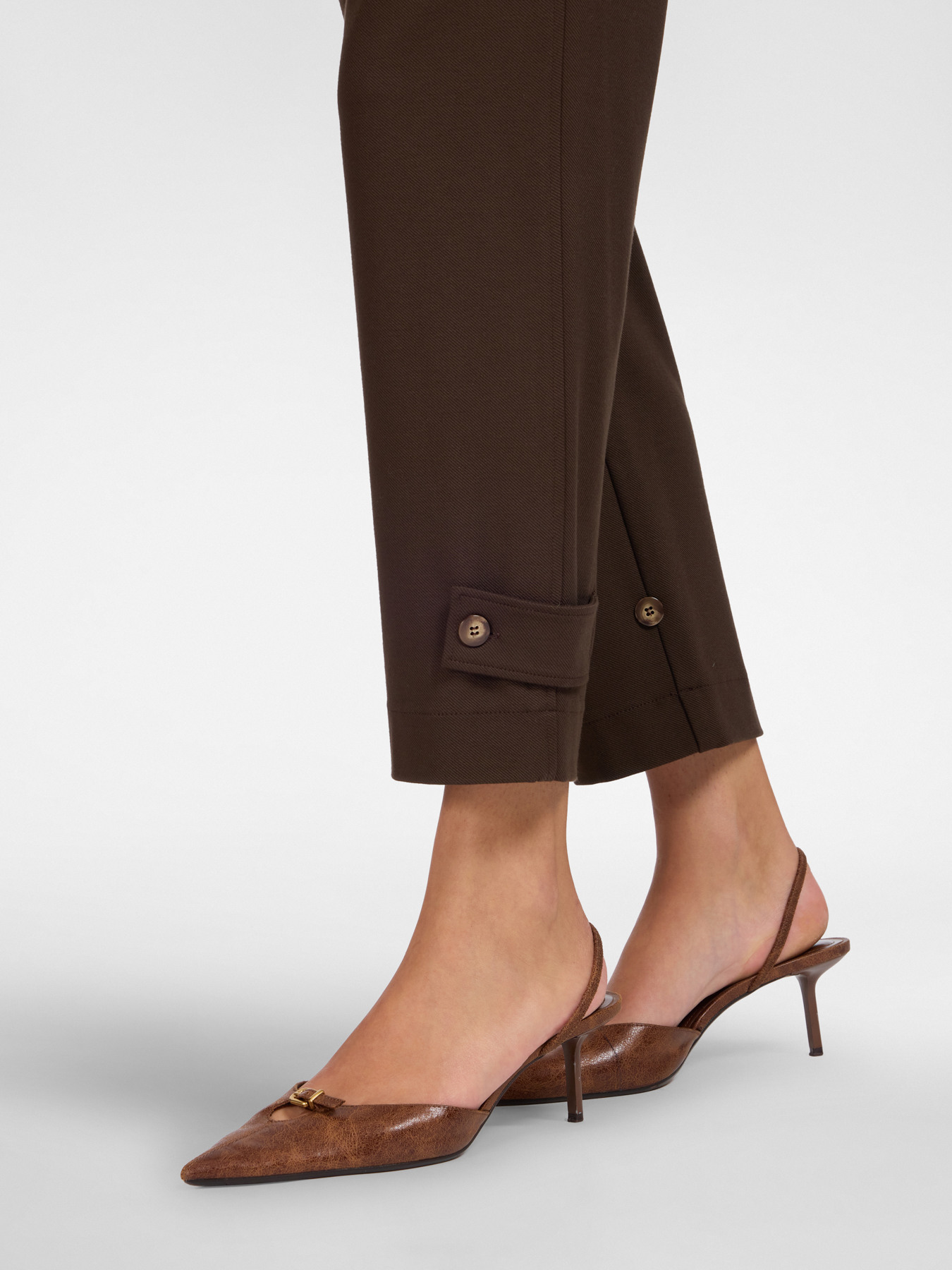 Pantaloni slim con cinturini al fondo image number 3
