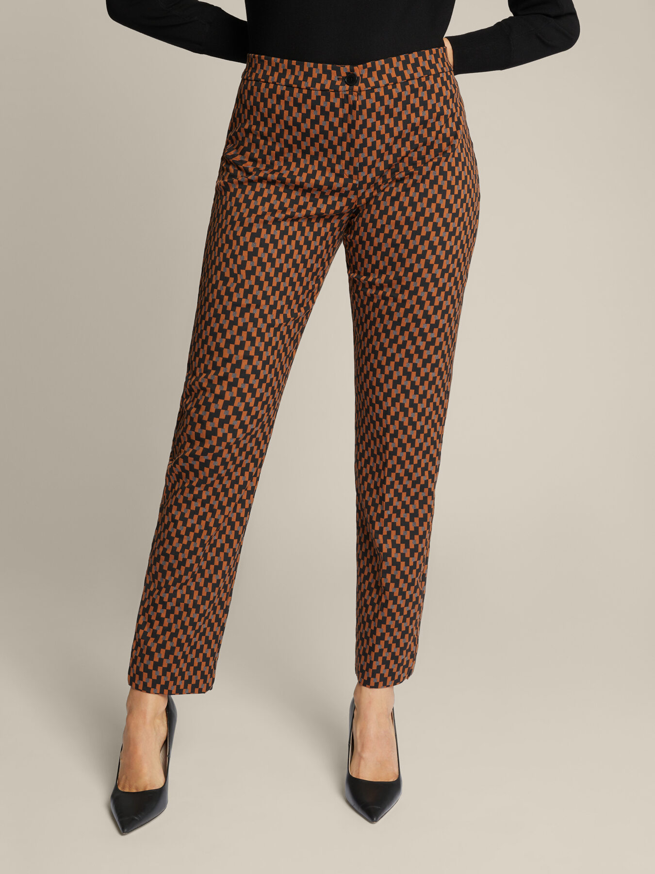 Gerade geschnittene, gemusterte Hose image number 2