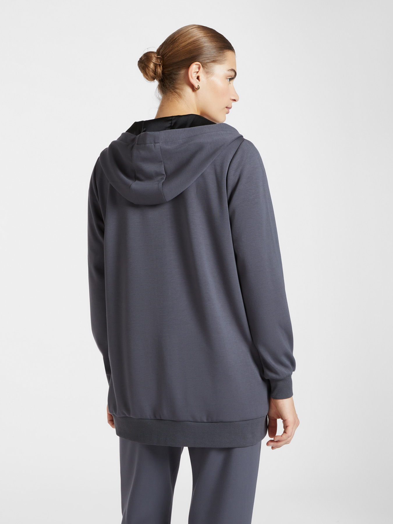 Sudadera sporty chic con plumas image number 1