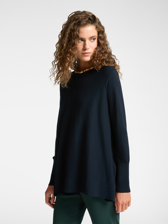 Loose-fitting sweater with detachable collar