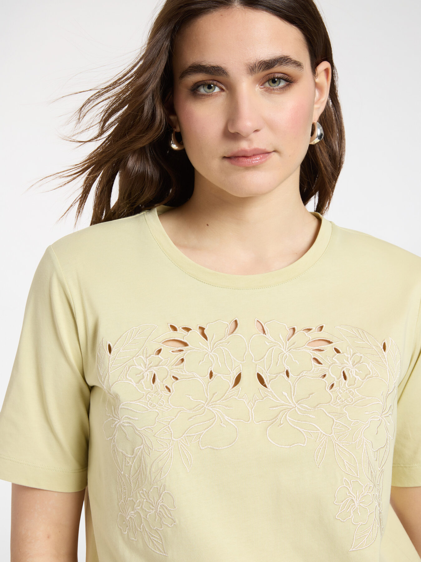 T-shirt avec broderie florale image number 3