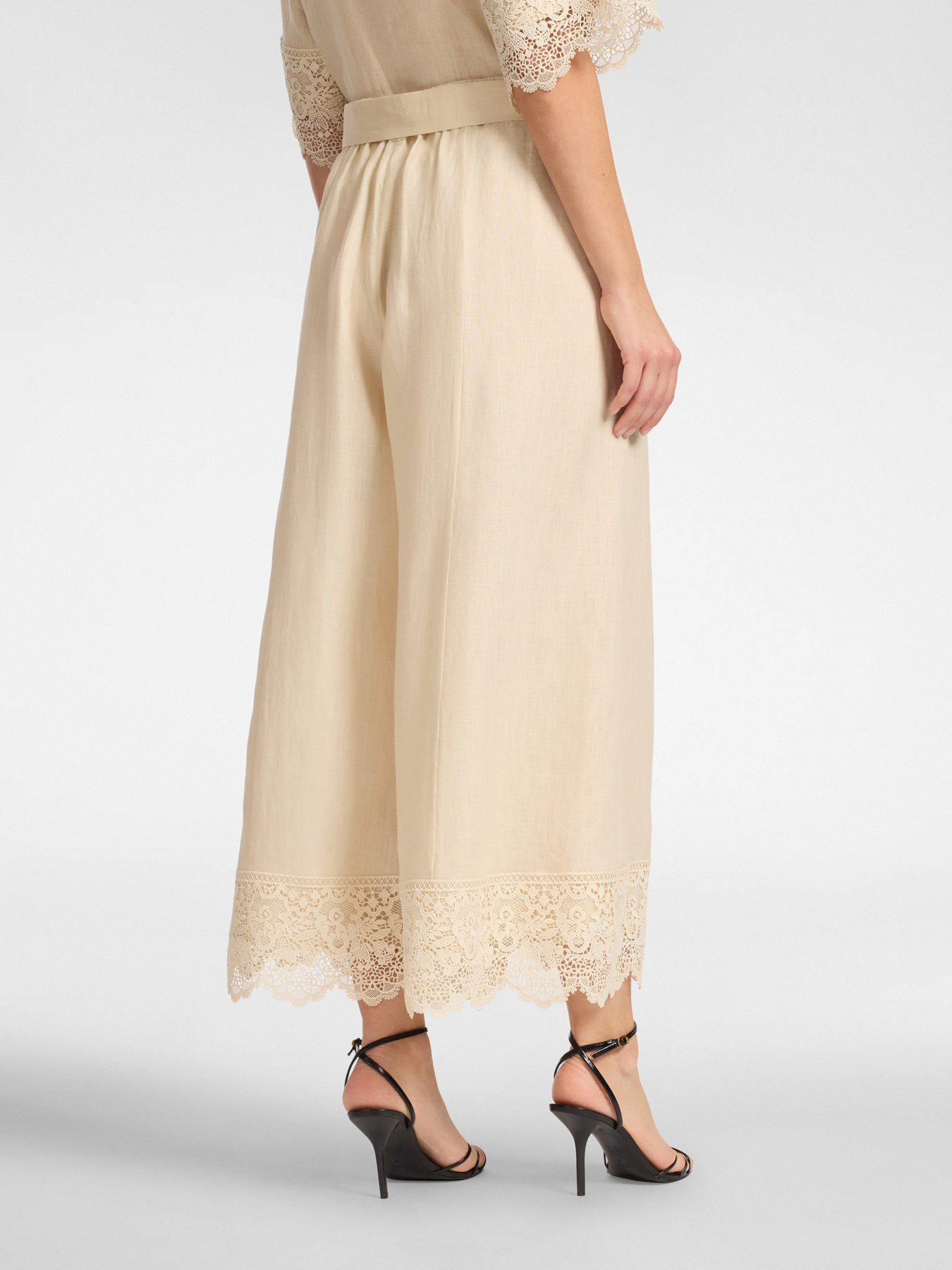 Pantalones cropped de lino con encaje image number 1