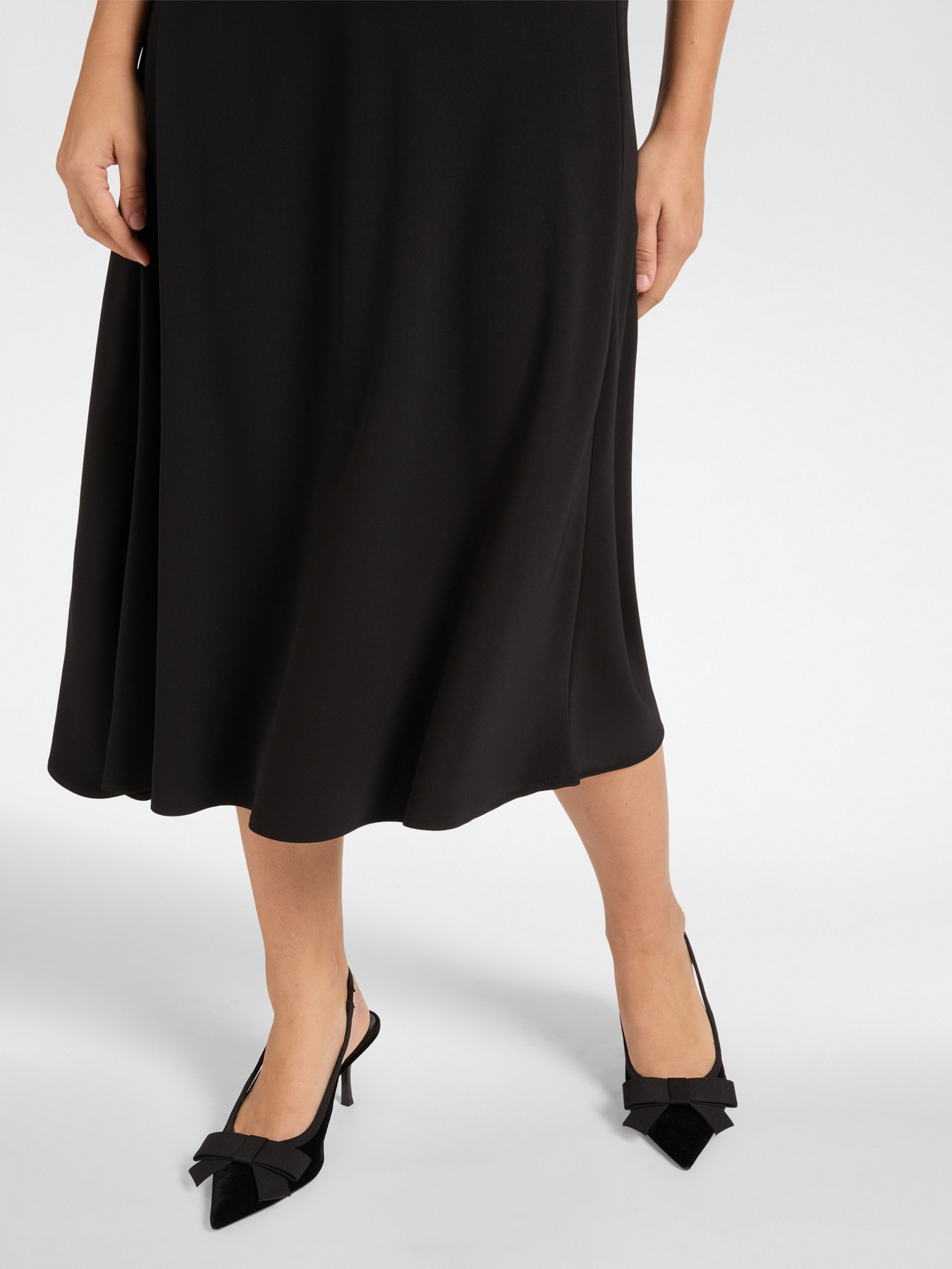 Jupe asym&eacute;trique en cady stretch image number 2