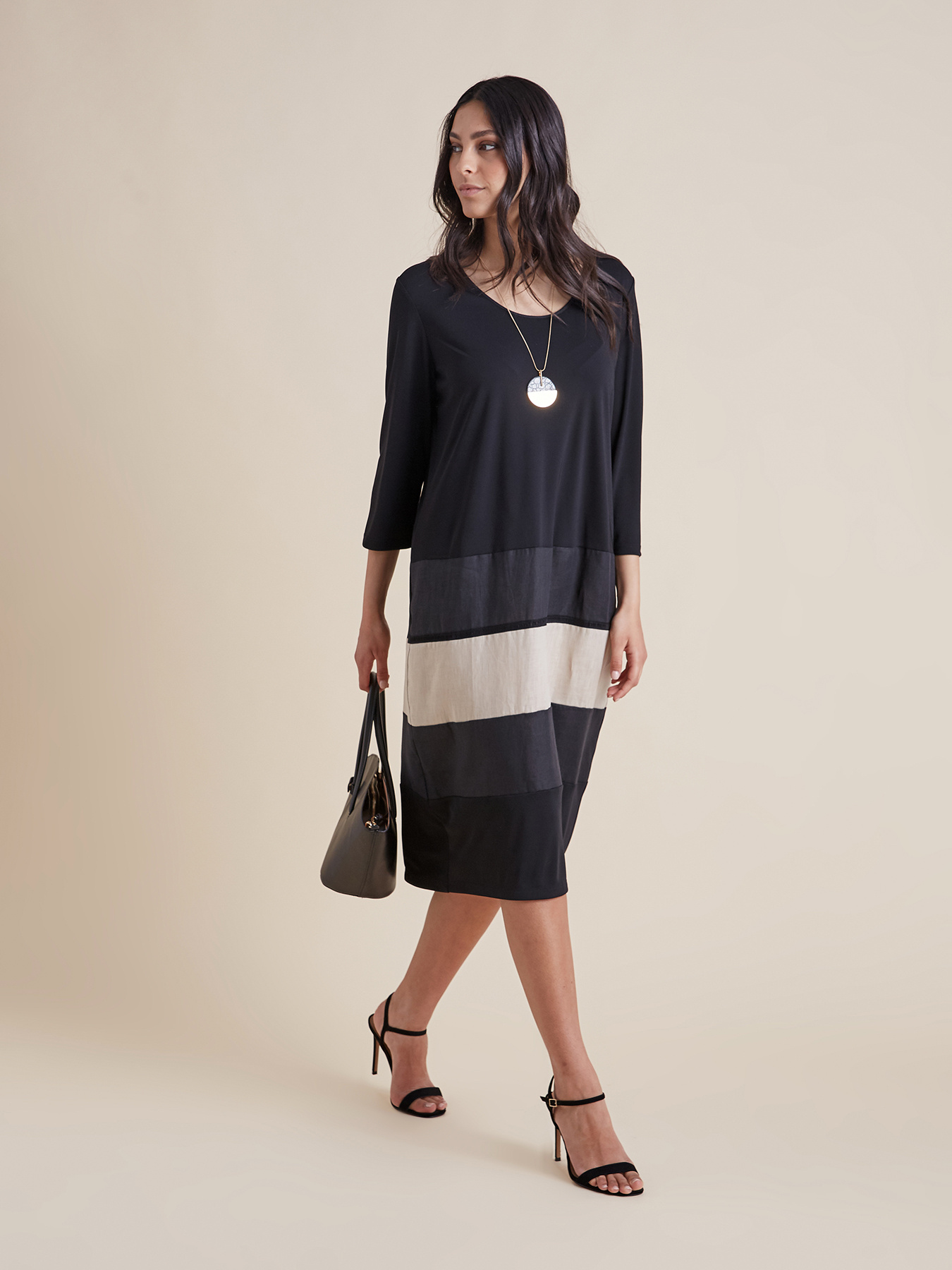 Vestido de rayas con collar image number 0