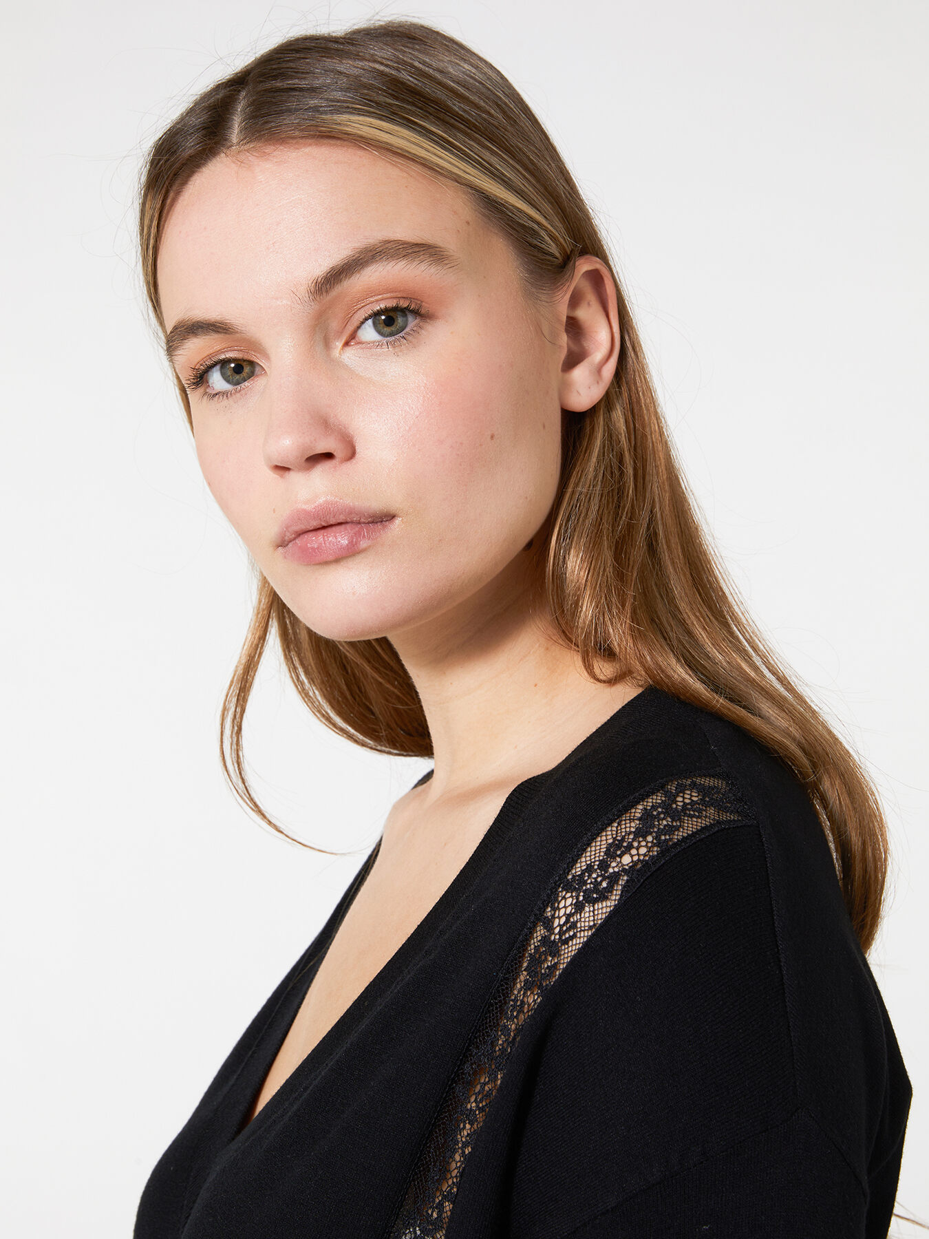 Camisola em ecoviscose com aplica&ccedil;&otilde;es em renda image number 3