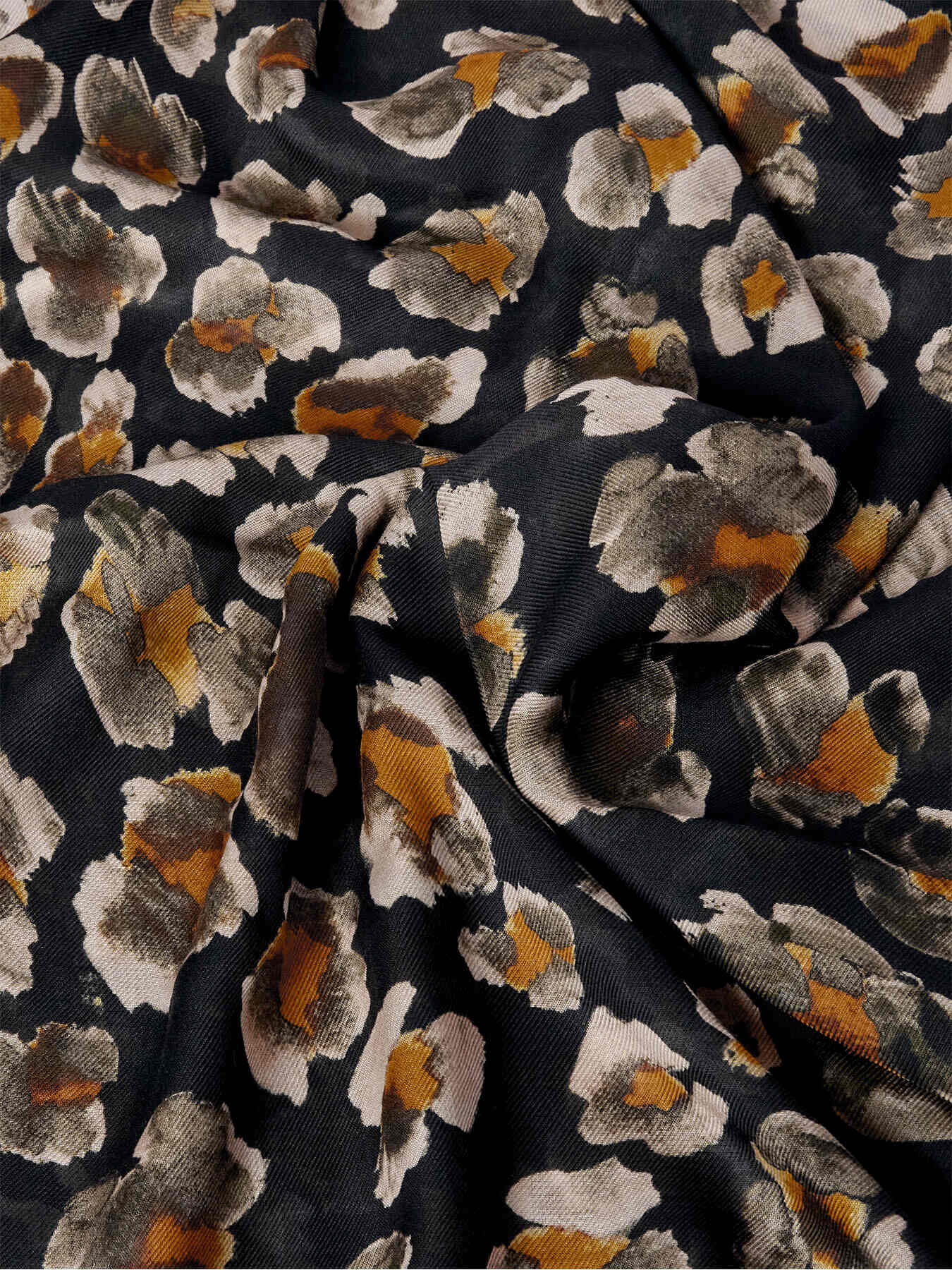 Pa&ntilde;uelo estampado con bordes image number 3