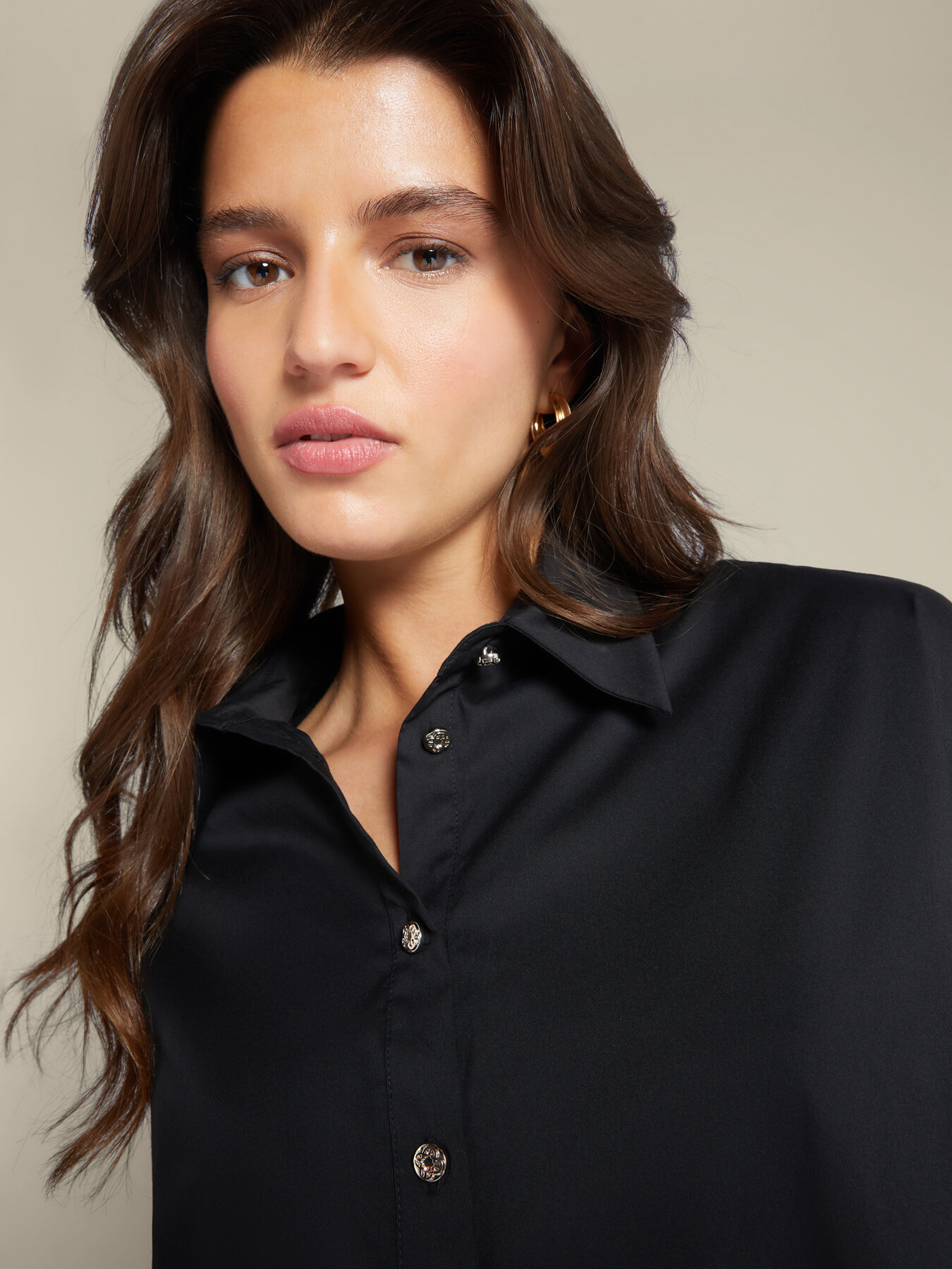 T-shirt with collar and buttons image number 3