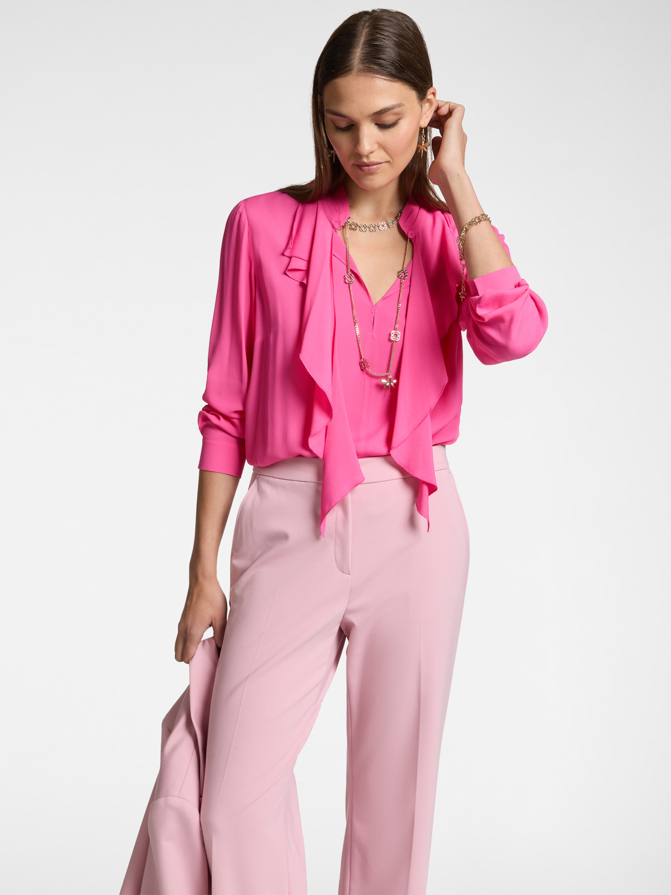 Blusa de crep&eacute; chino con volantes por delante image number 0