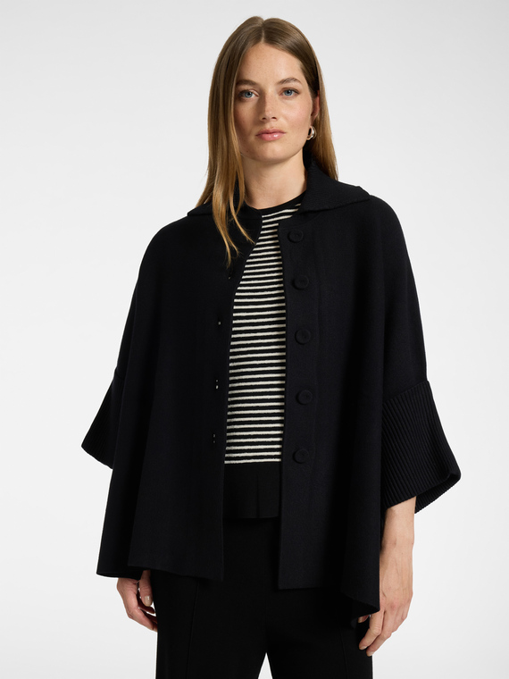 Poncho em malha com gola polo