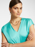 Blusa de raso con escote de pico image number 3