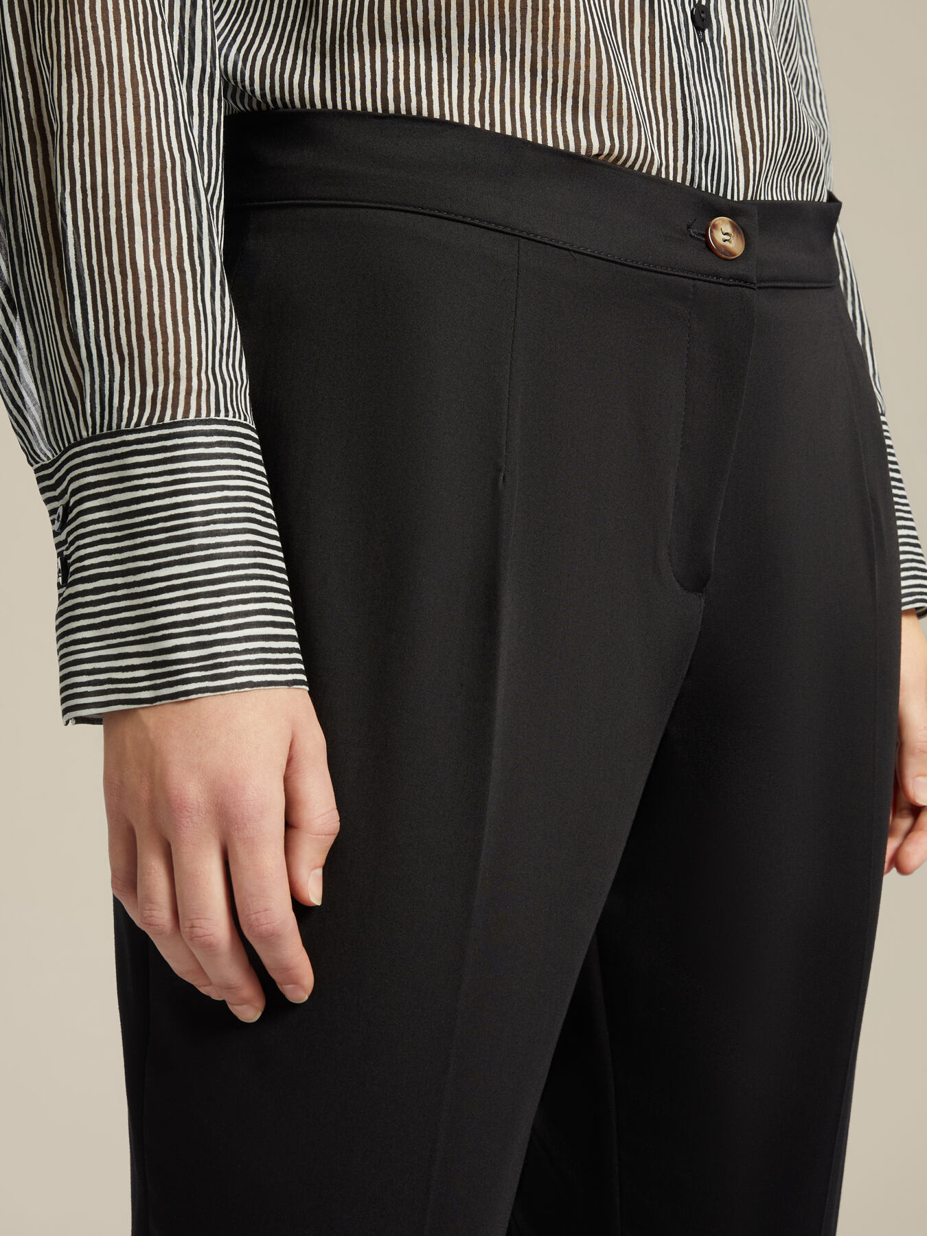 Capri trousers made of sustainable fabric image number 3