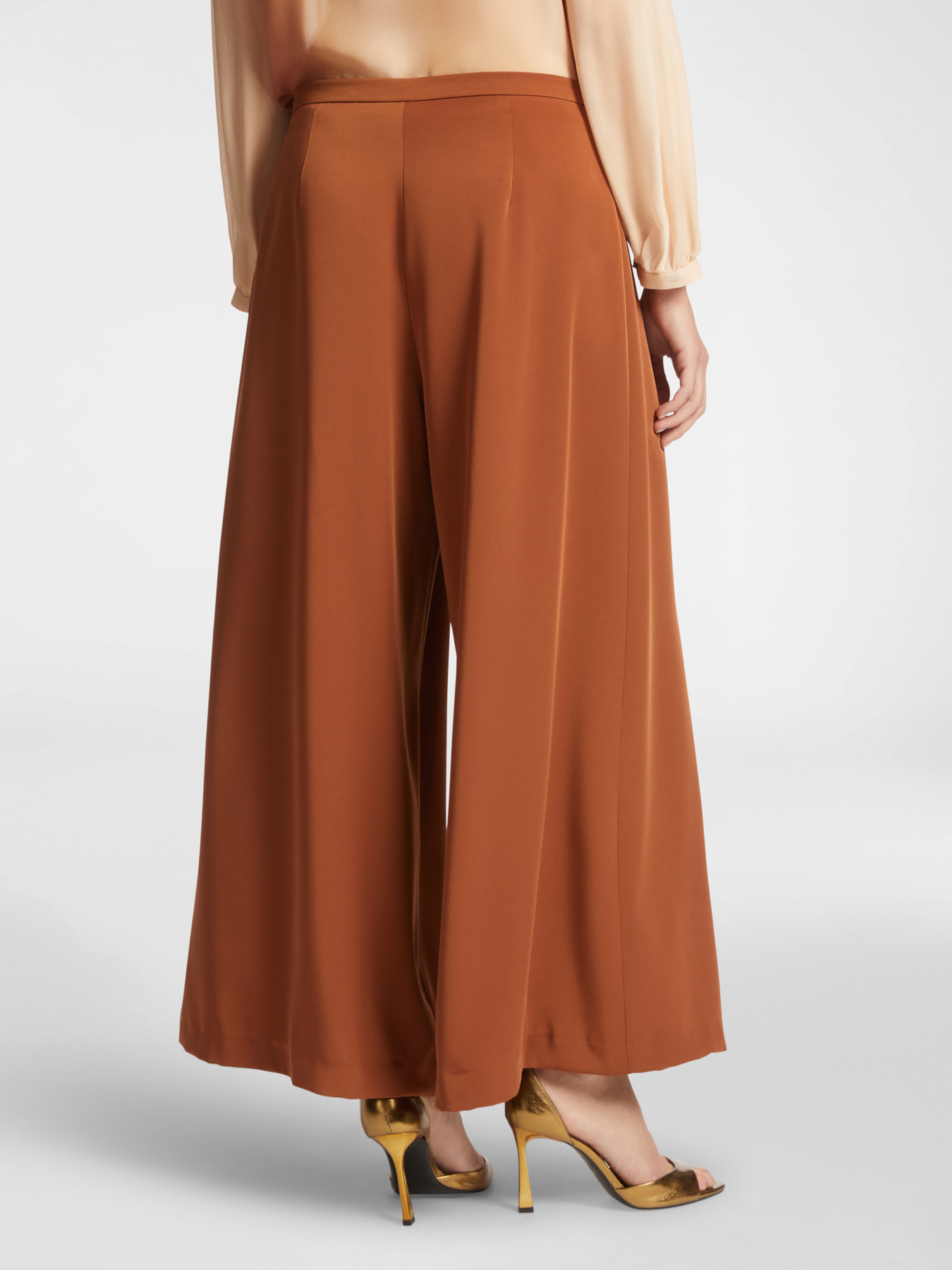 Weit geschnittene Hose mit Falten image number 1