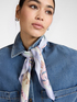 Chemise en denim d&eacute;lav&eacute; avec foulard image number 3
