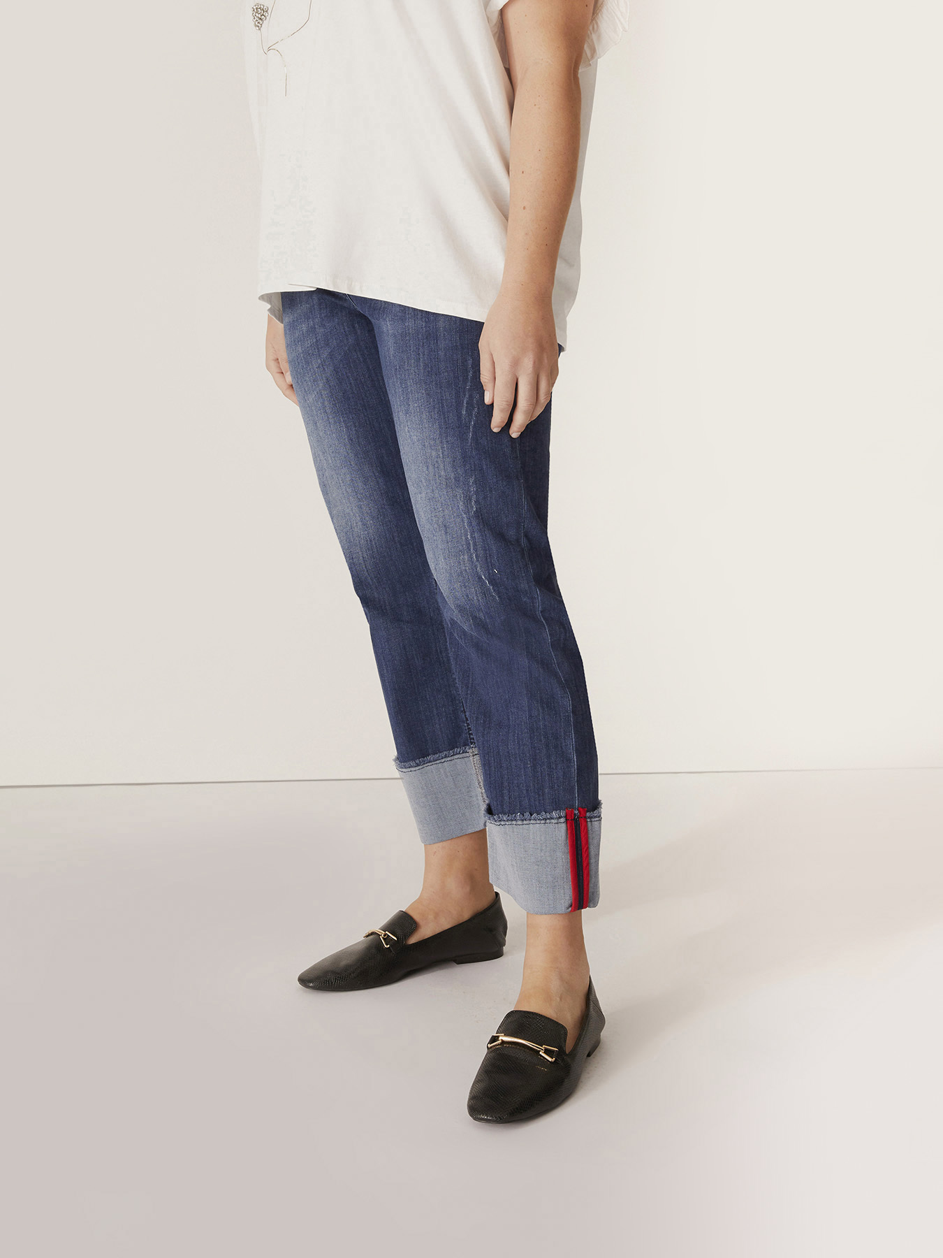 Cropped jeans with turn-up image number 3