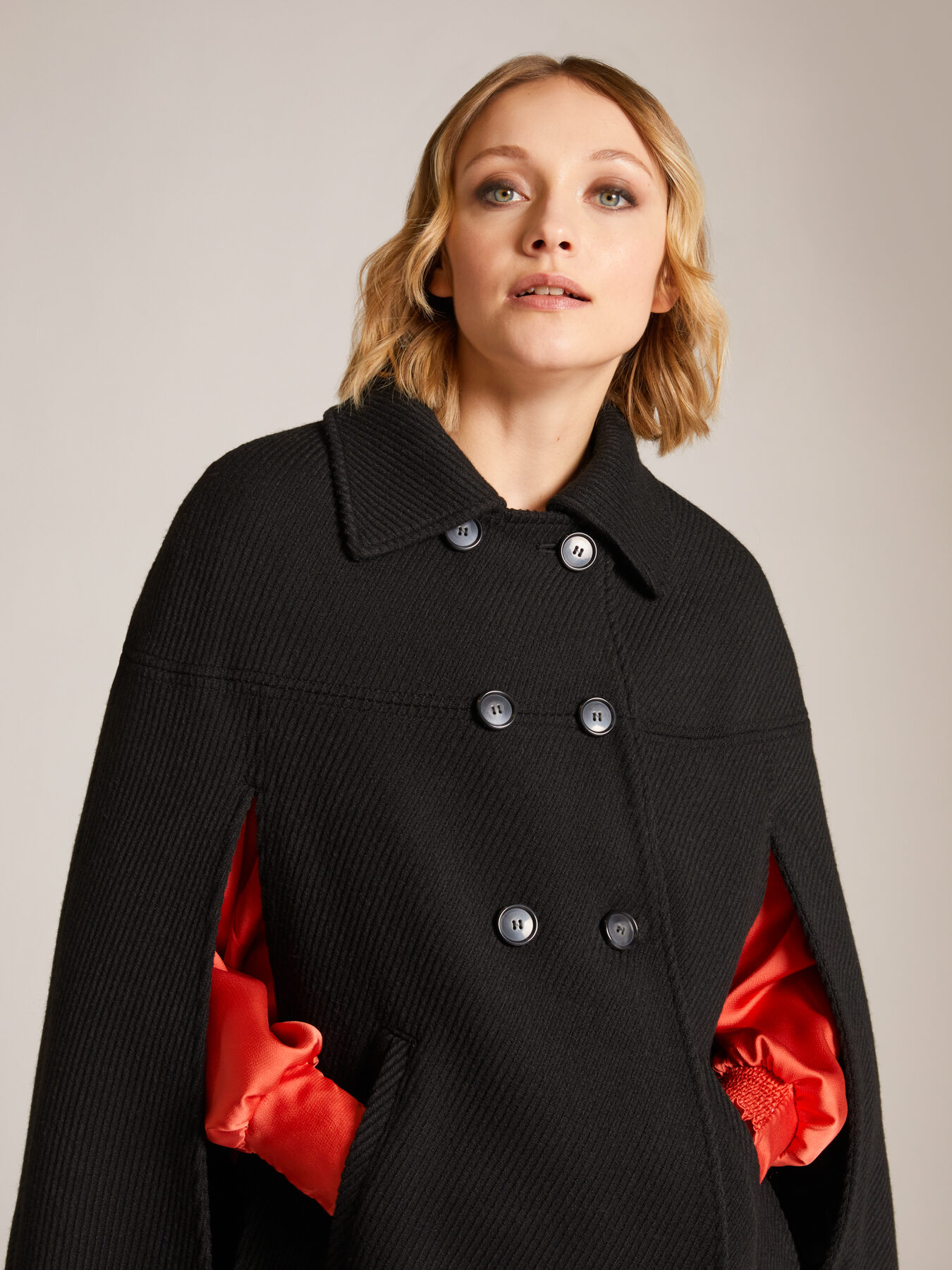 Abrigo de doble botonadura en tejido diagonal image number 3