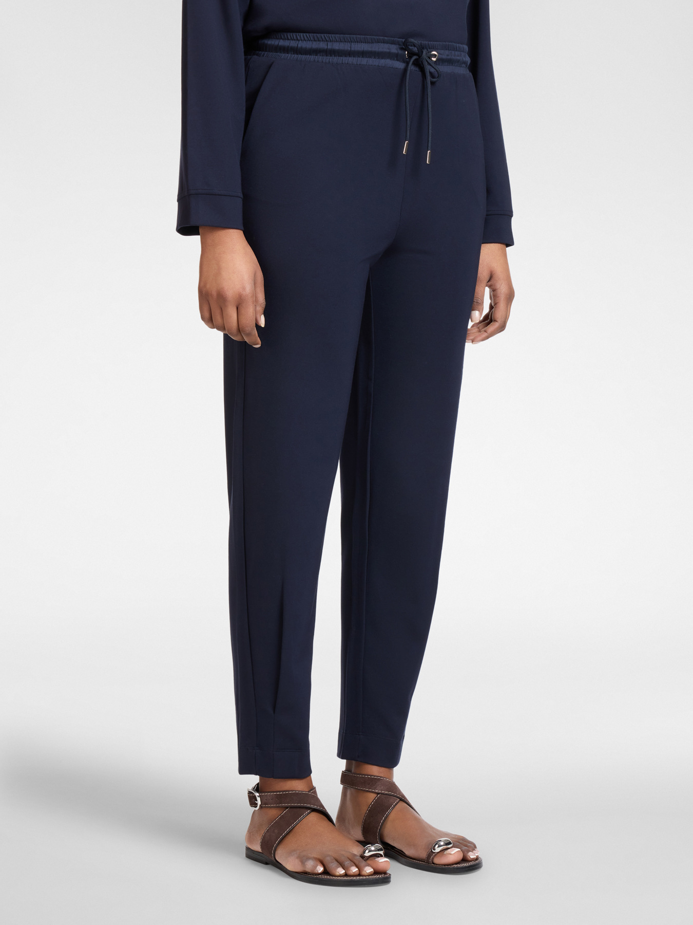 Pantalones joggers image number 2