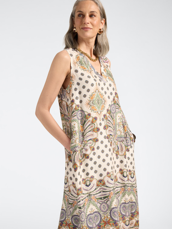 Langes bedrucktes Kleid