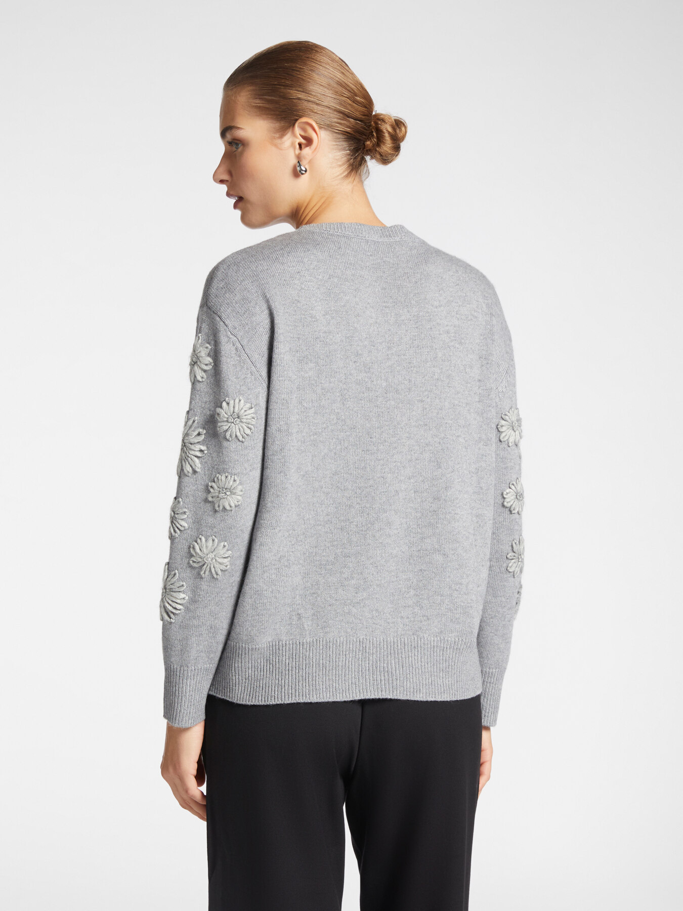 Pull avec fleurs brod&eacute;es image number 1