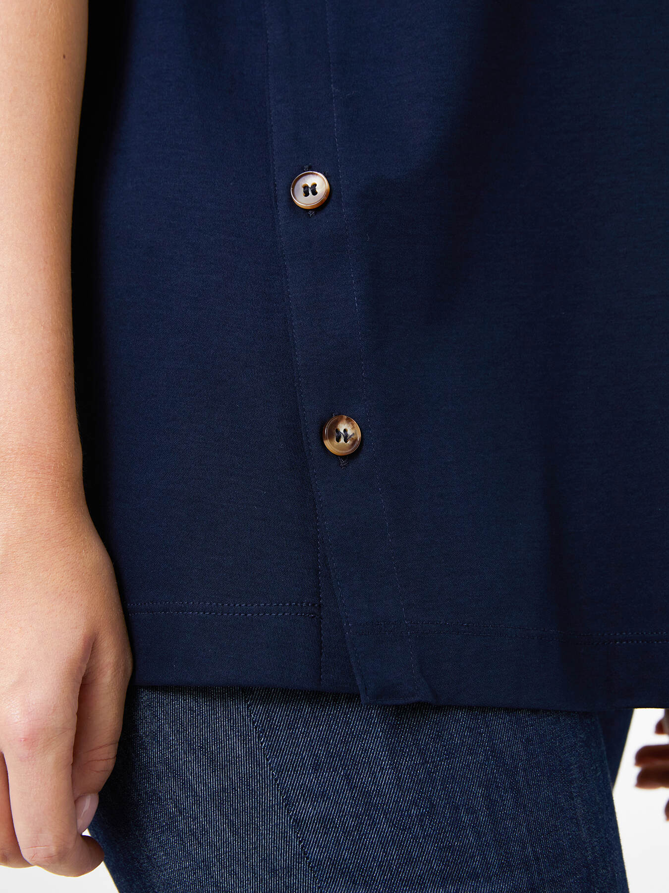 T-shirt decote em V com bot&otilde;es na parte inferior image number 4