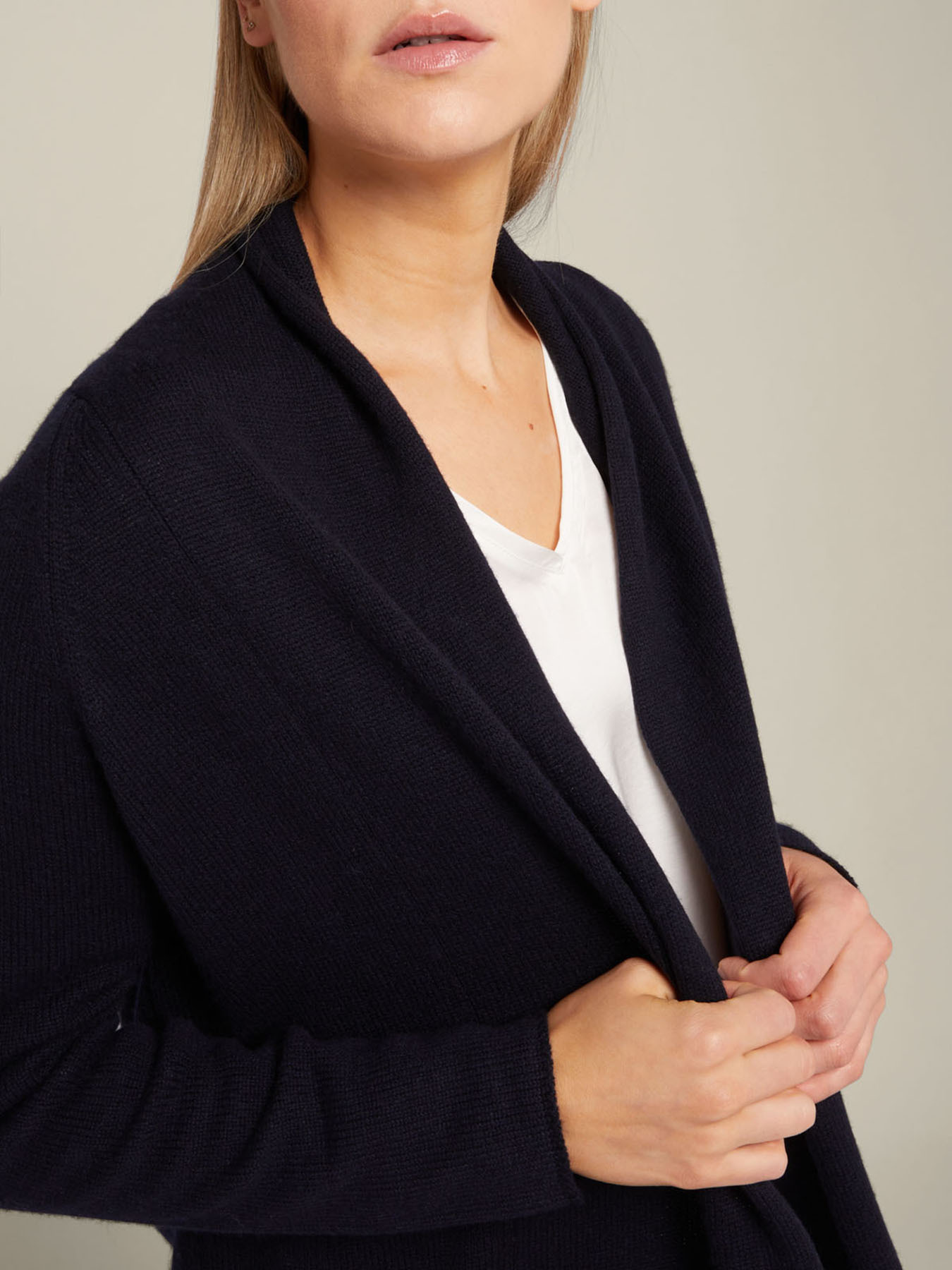 Nachhaltige Wollstrickjacke mit Schalkragen image number 3