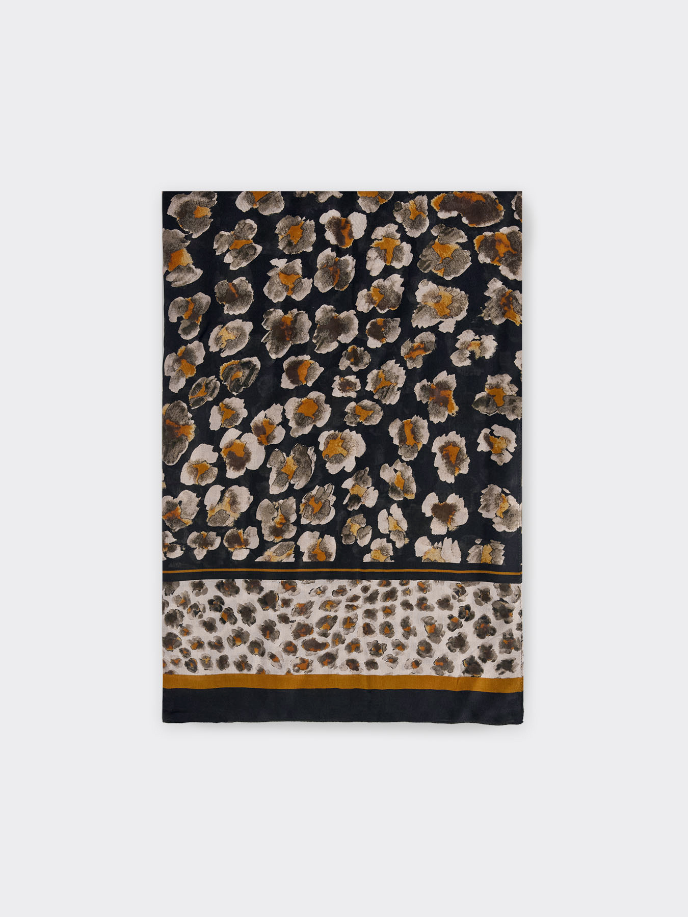 Pa&ntilde;uelo estampado con bordes image number 1