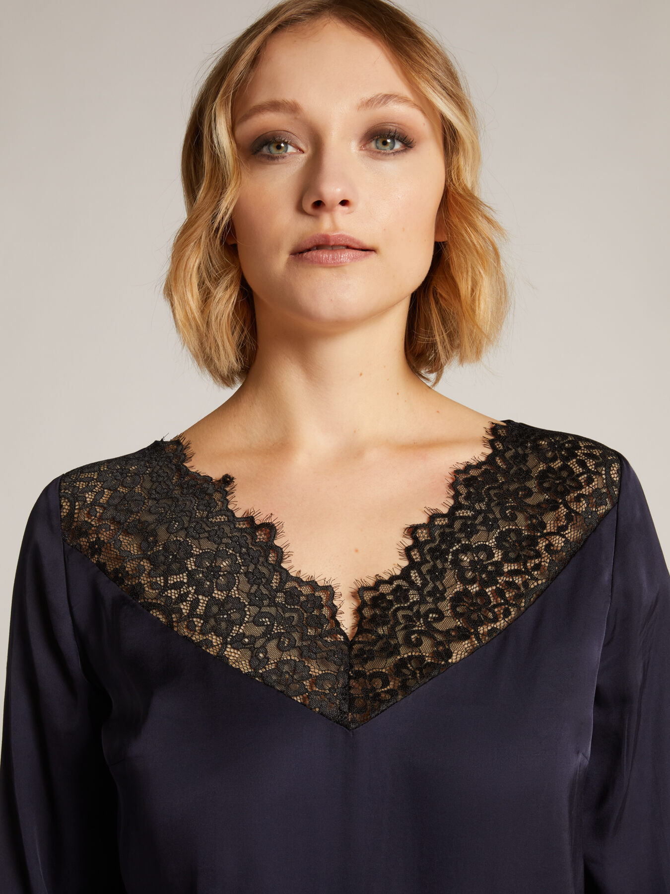 Blusa em cetim com renda image number 3