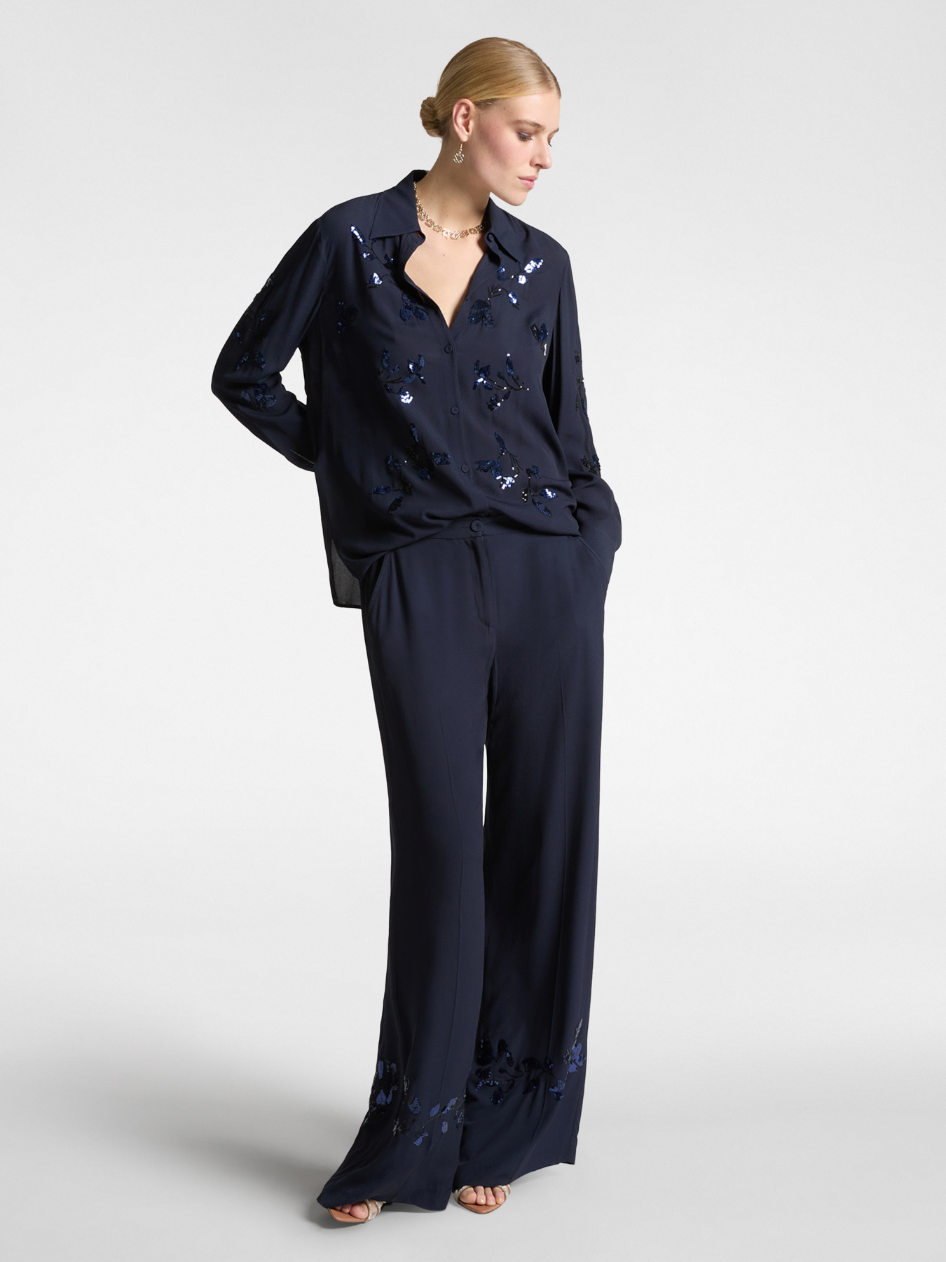 Pantalones bordados image number 0