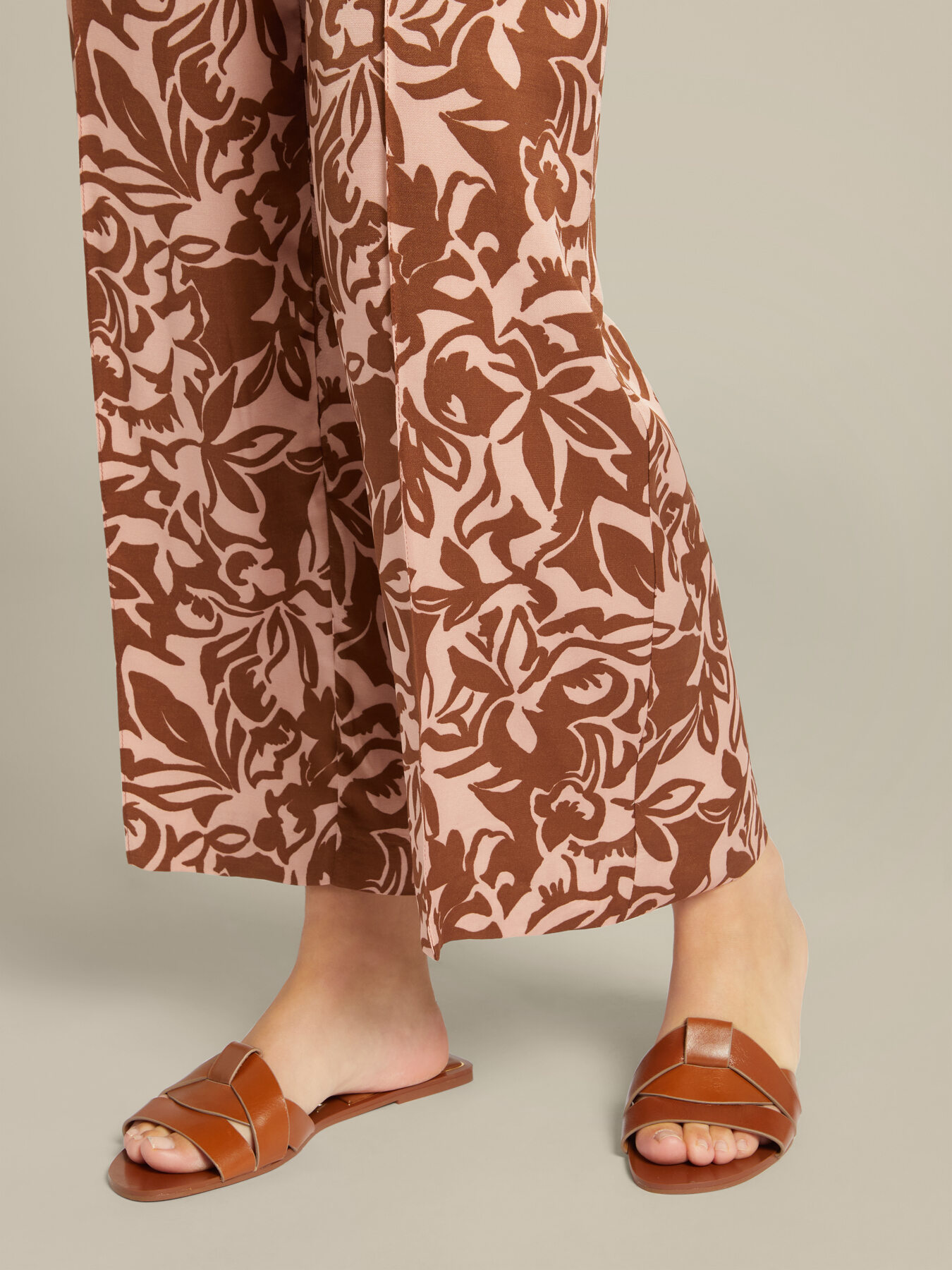 Printed ECOVERO™ viscose trousers image number 3