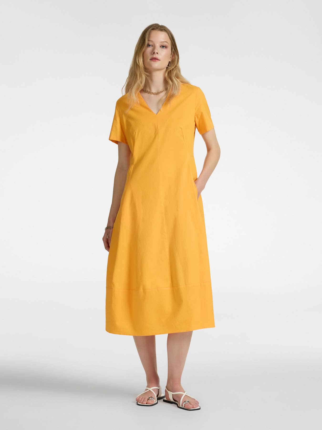 Robe &eacute;vas&eacute;e en coton image number 0