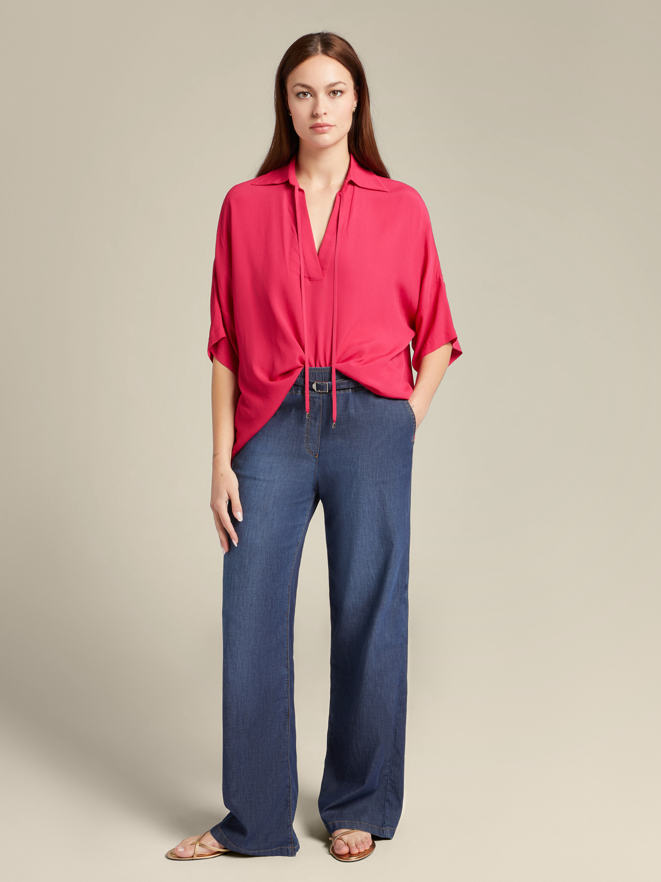 Blouse avec cordons et col en V image number 2