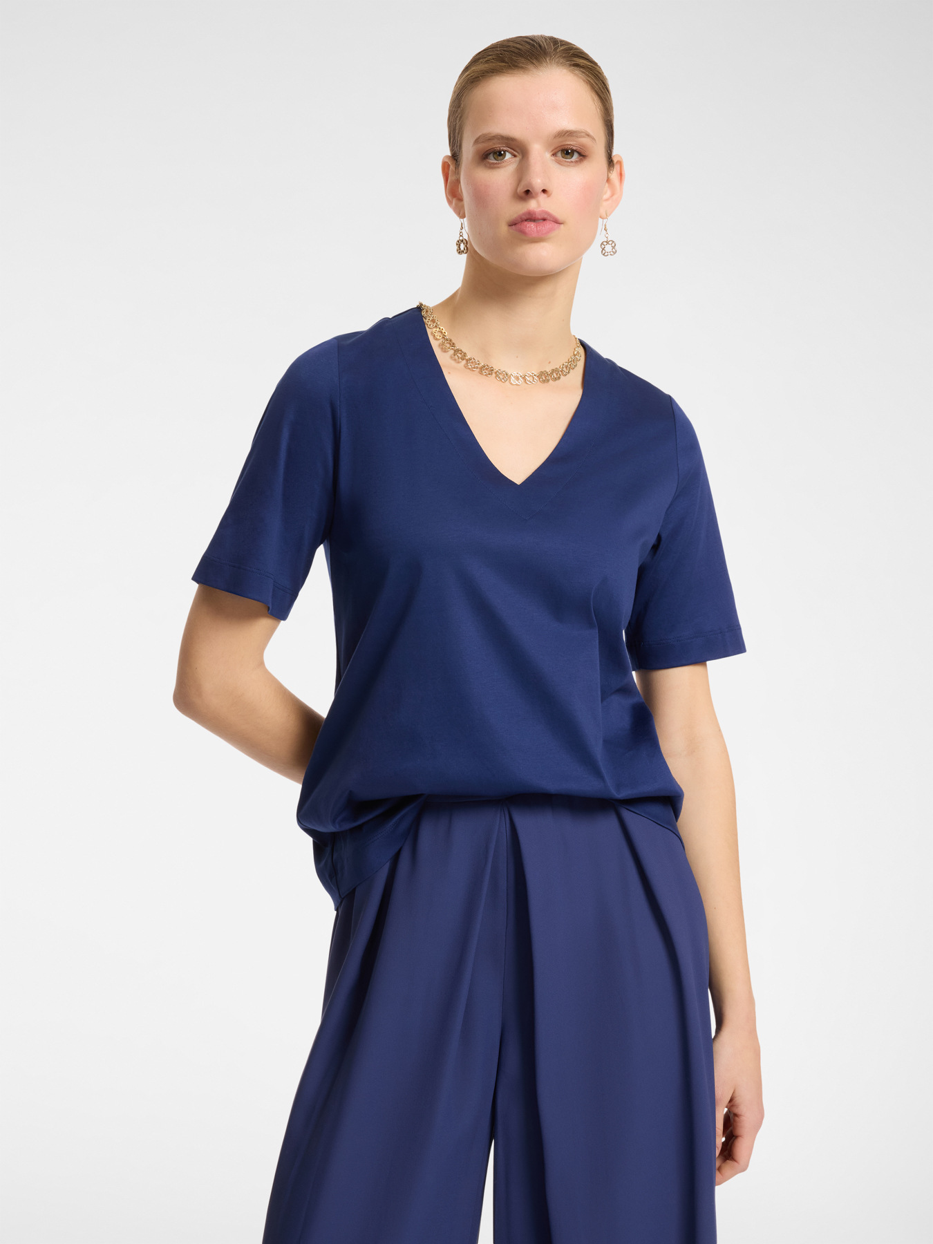 T-Shirt mit V-Ausschnitt image number 0