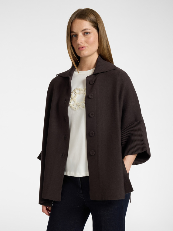 Poncho em malha com gola polo