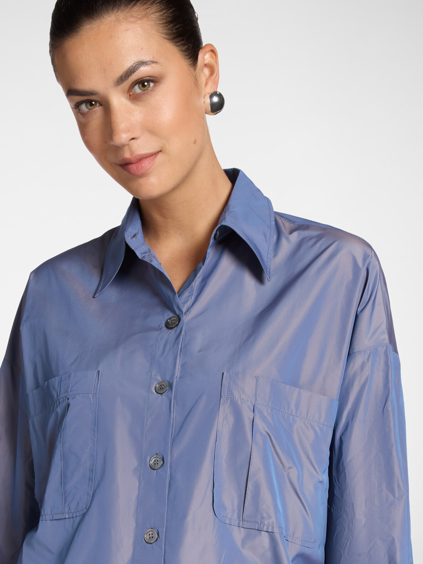 Camisa em tafet&aacute; com bolsos image number 3