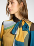 Bluse aus bedrucktem Satin mit Schleife image number 3