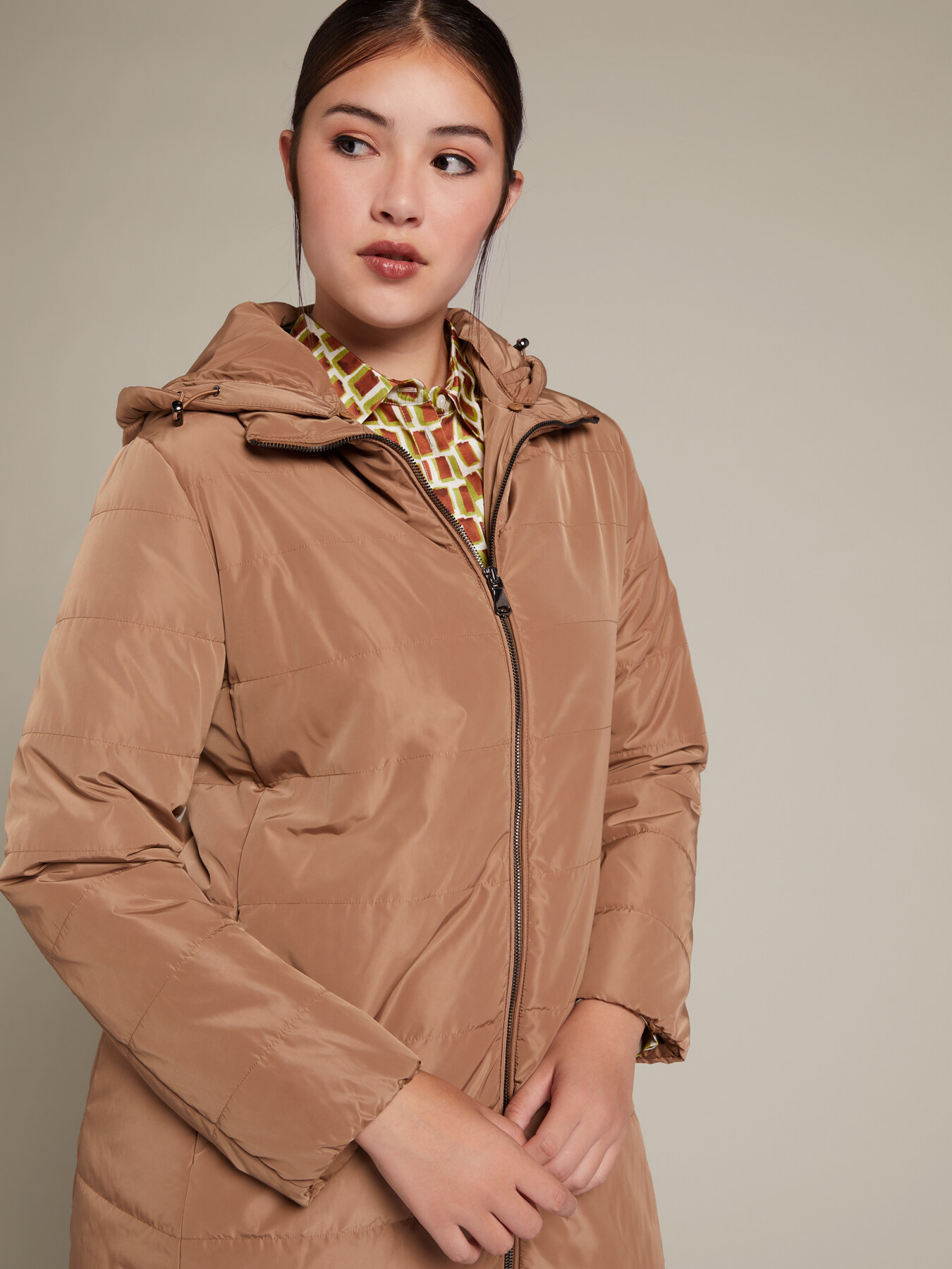 Jaqueta acolchoada longa com capuz image number 3