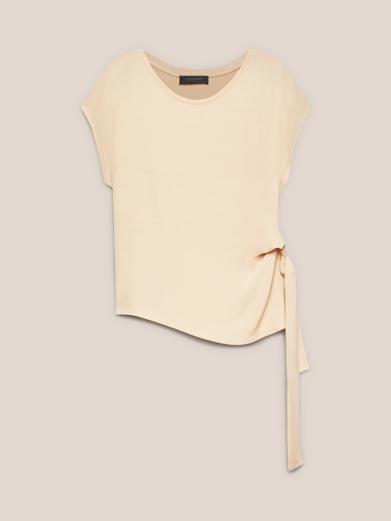 Camiseta con nudo en el lateral image number 4