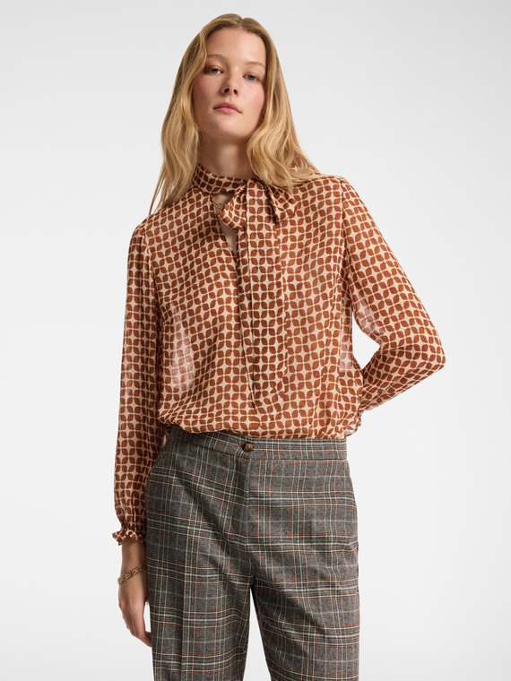 Blusa estampada con faj&iacute;n