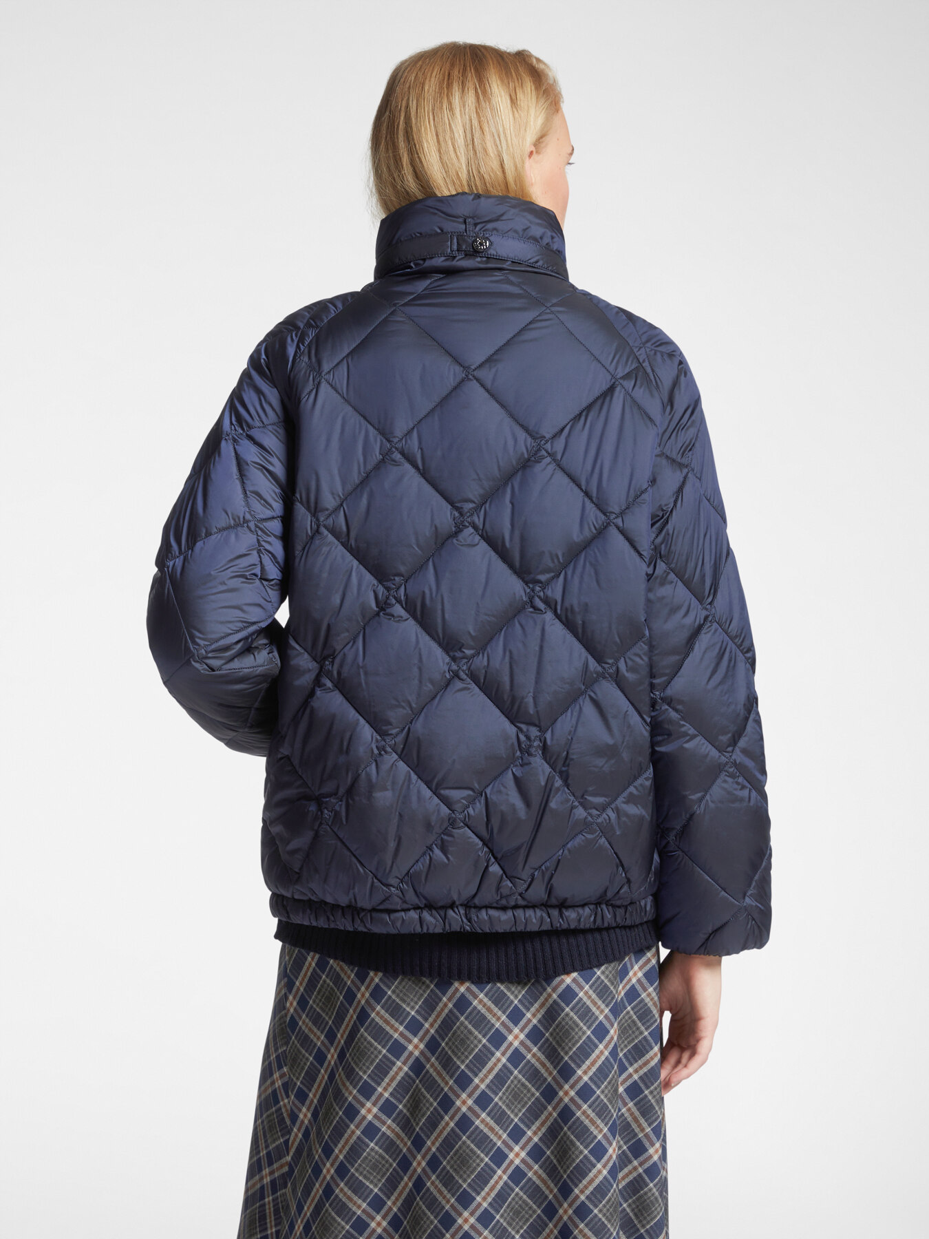 Diamond-quilted down jacket with pockets image number 1
