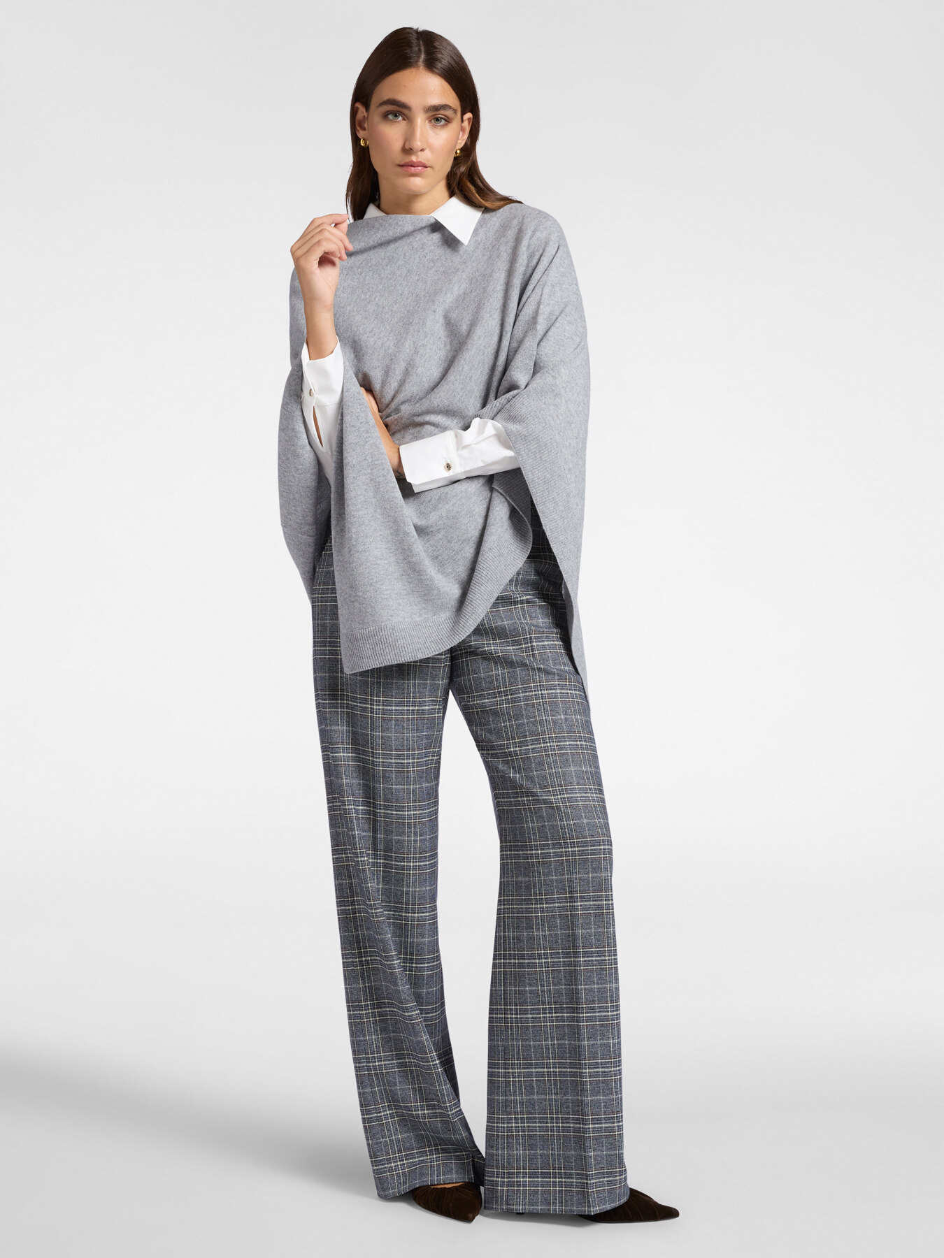 Mantella asimmetrica in lana image number 2