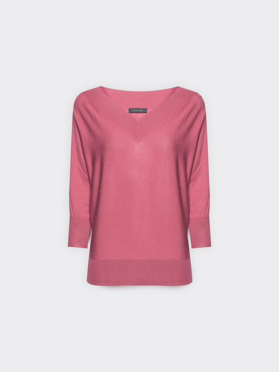 Pull avec des clous sur les manches