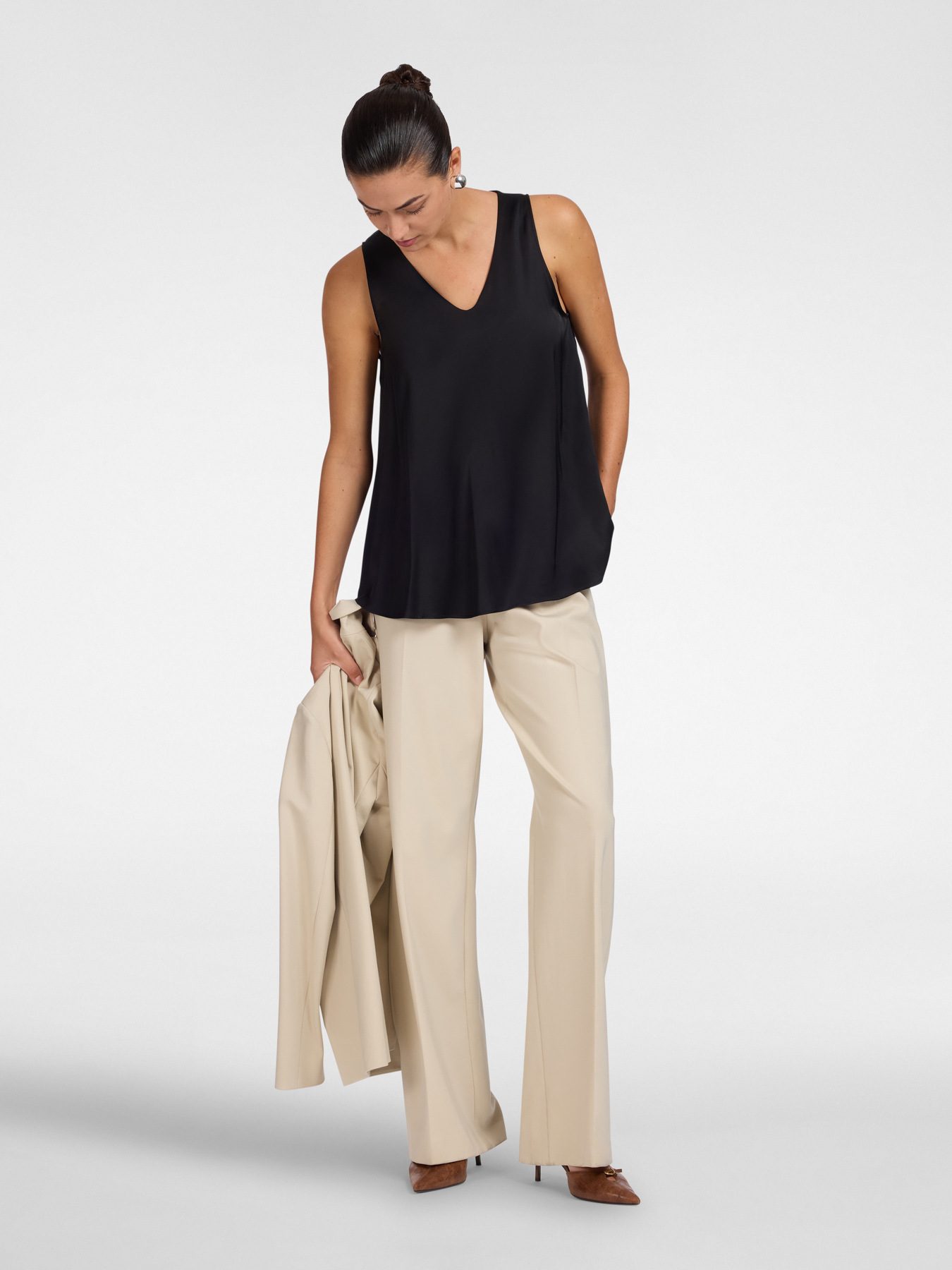 Top en satin de viscose d&eacute;collet&eacute; en V image number 2
