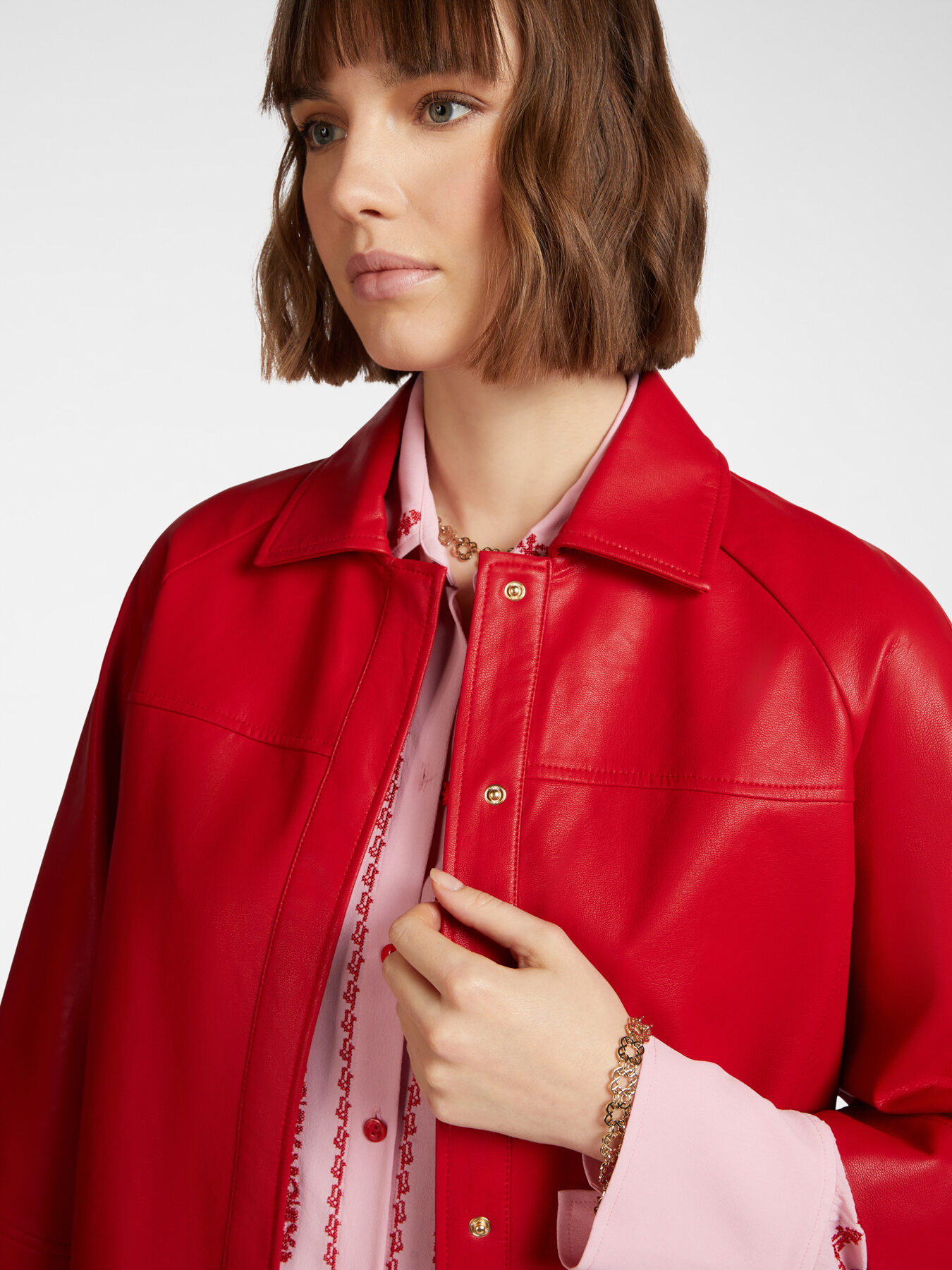 Veste coupe trap&egrave;ze en tissu brillant image number 6