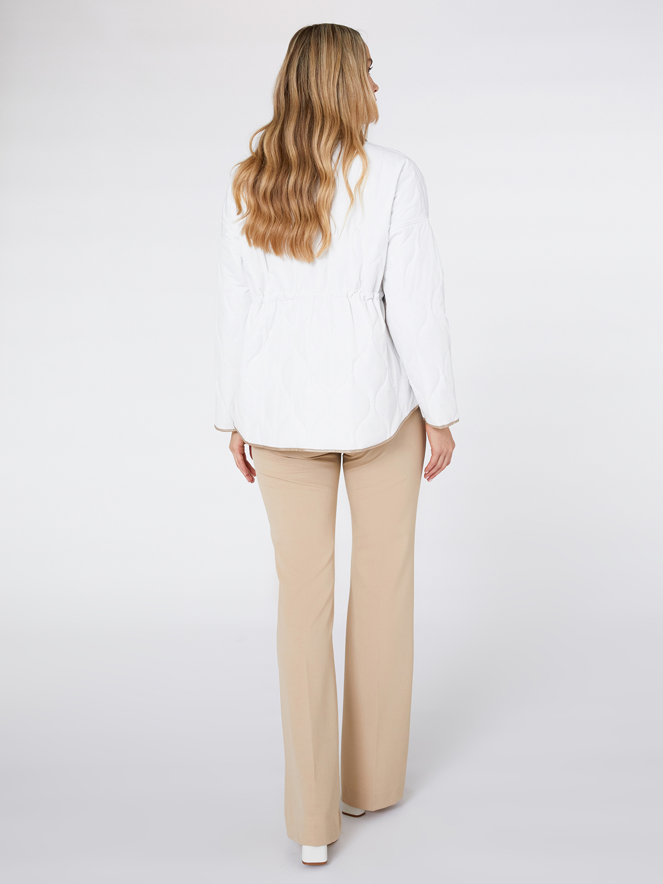 Zweifarbige, gesteppte Jacke aus recyceltem Nylon image number 3