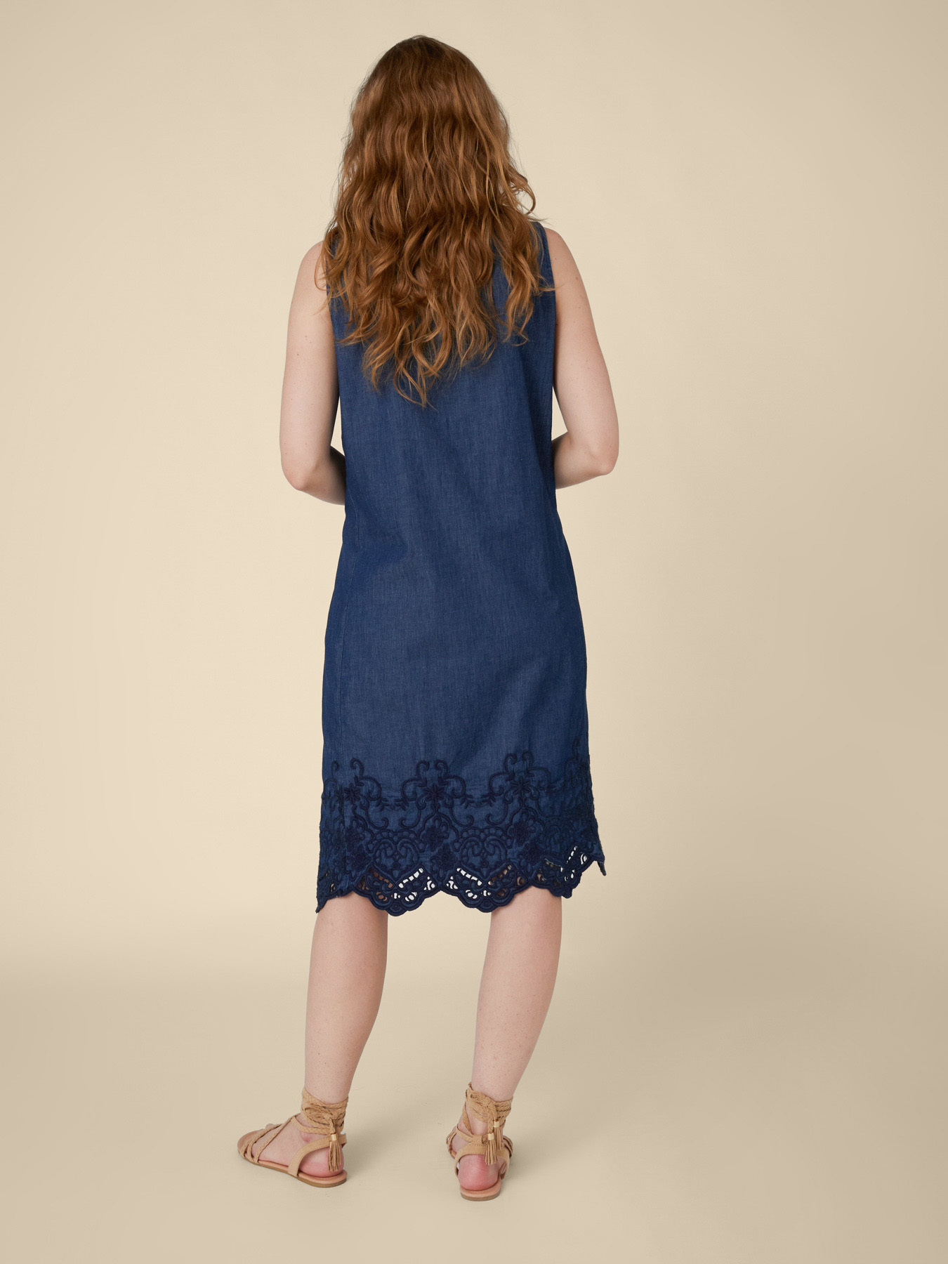 Vestido bordado de tela vaquera image number 1