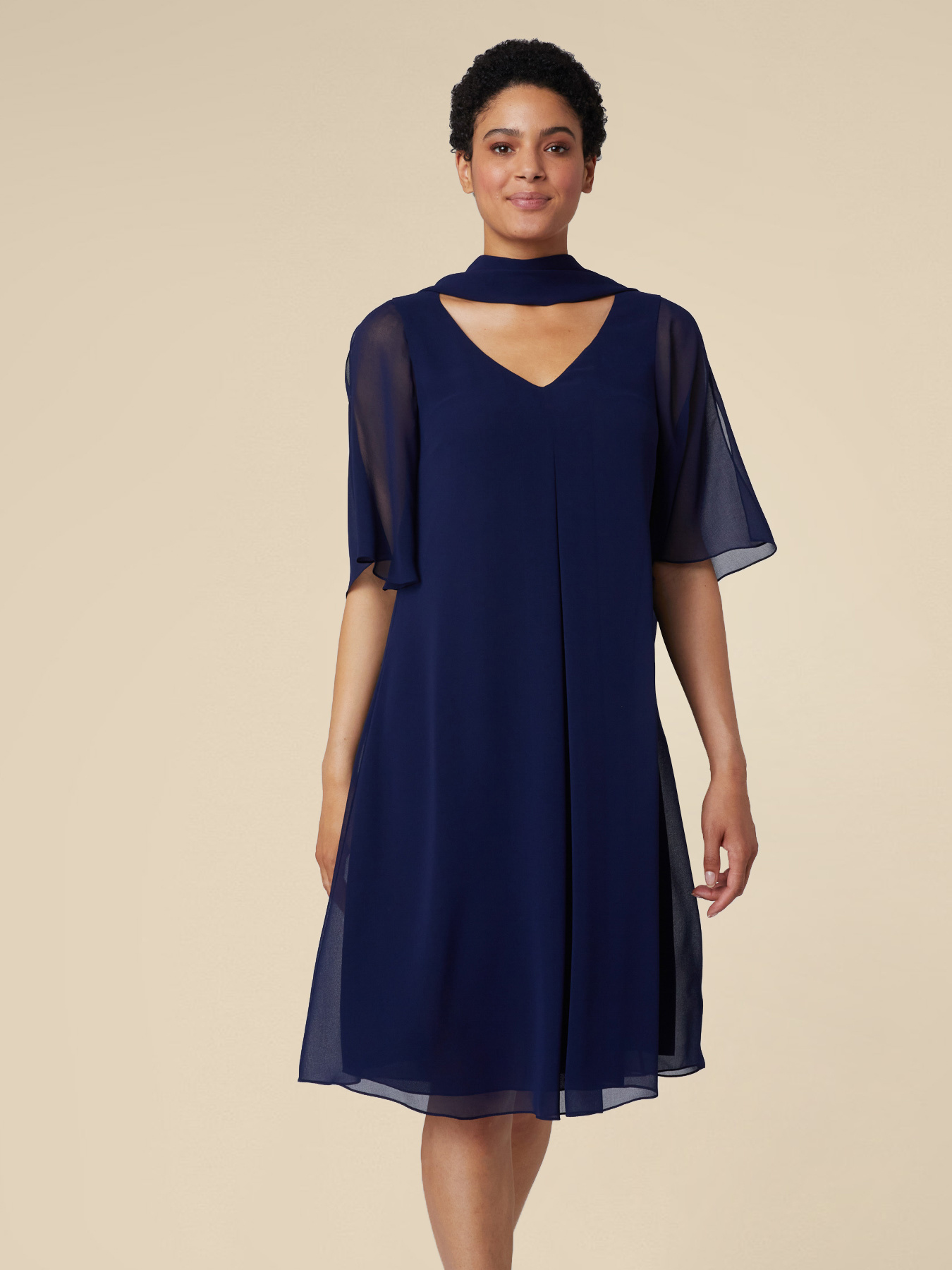 KLEID AUS GEORGETTE MIT STOLA image number 2